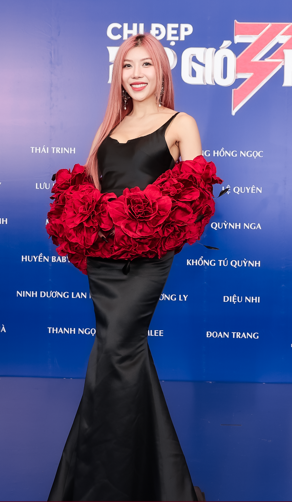 Trang Pháp với tạo hình hoa hồng "nở rộ". Trang Pháp với tạo hình hoa hồng "nở rộ".