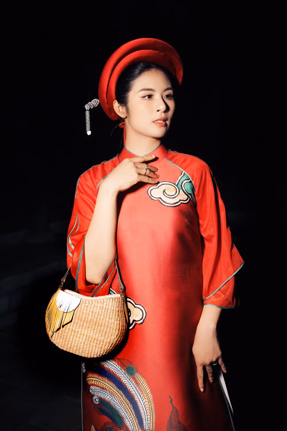Hoa hậu Việt Nam 2010 Ngọc Hân khoe visual ấn tượng trong thiết kế truyền thống.
