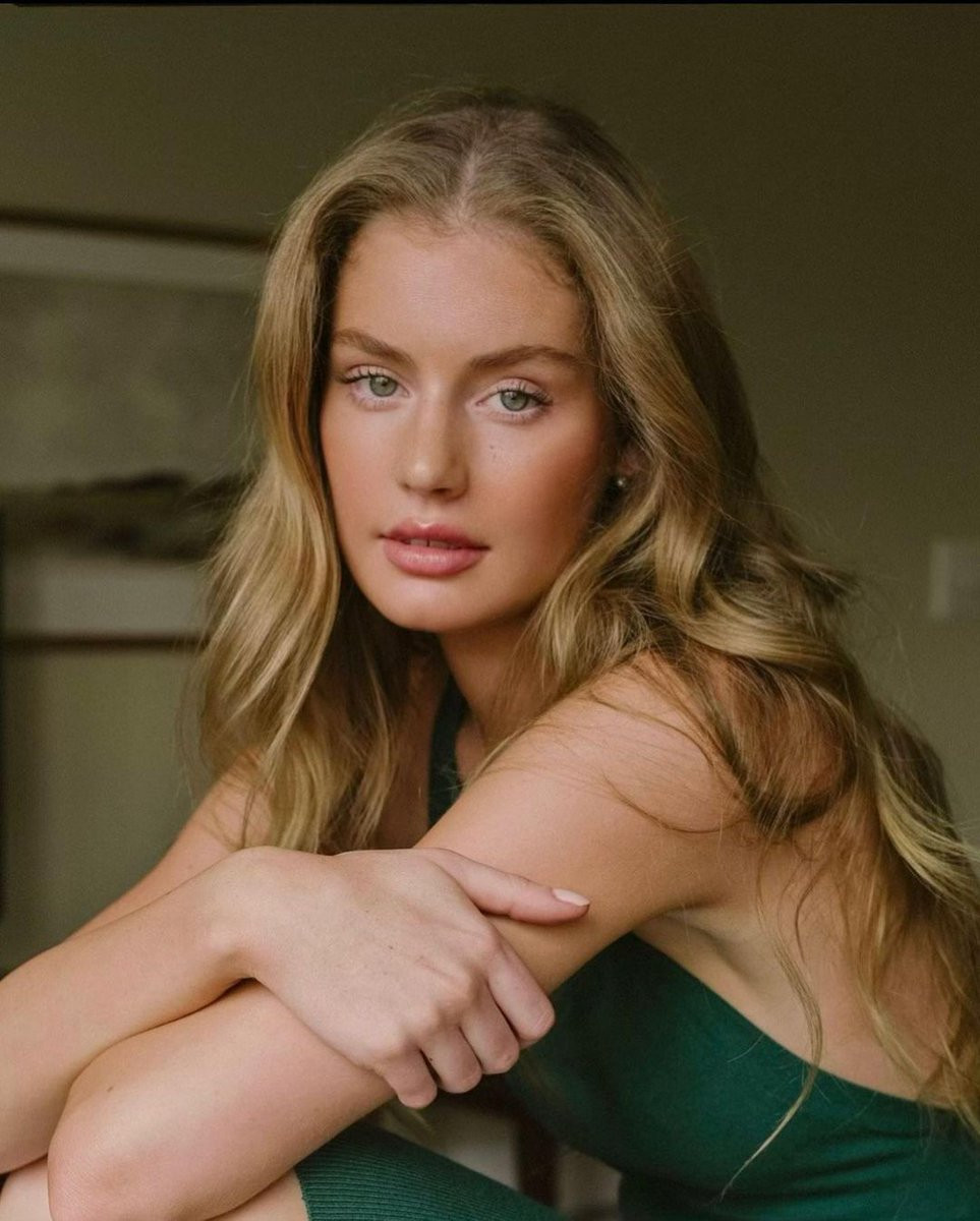 Cô nàng theo đuổi phong cách thời trang tối giản. Cô nàng theo đuổi phong cách thời trang tối giản.