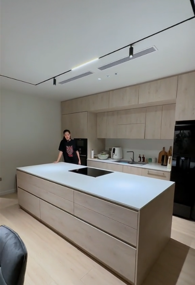 Phòng bếp gây ấn tượng với không gian gần gũi.