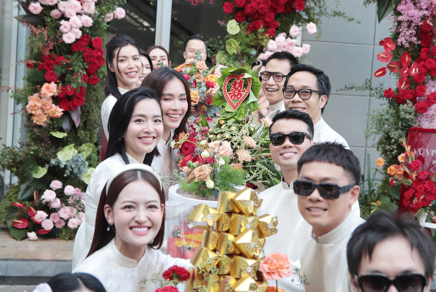 Khoảnh khắc trao sính lễ trong ngày vui của Diễm My 9X. Khoảnh khắc trao sính lễ trong ngày vui của Diễm My 9X.