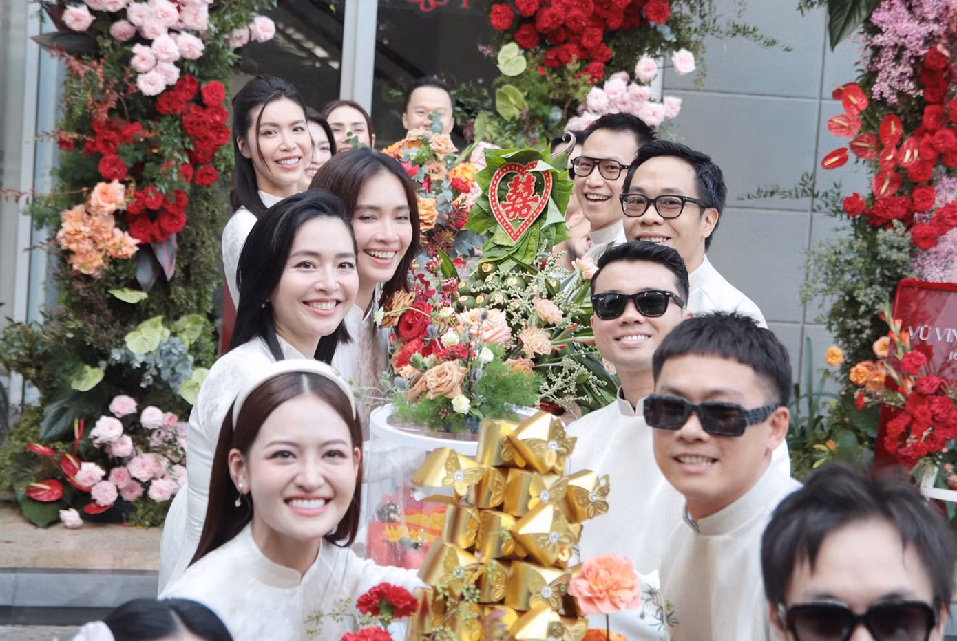 Khoảnh khắc trao sính lễ trong ngày vui của Diễm My 9X.