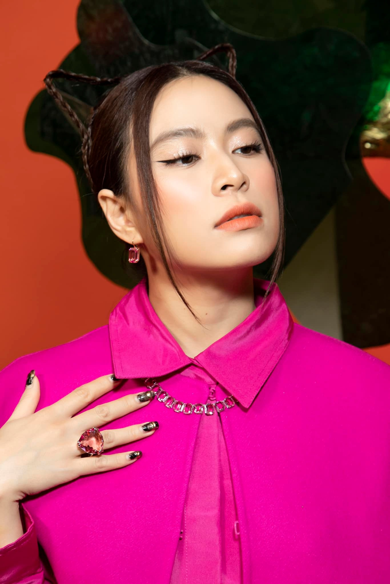 Hoàng Thùy Linh bị cho "trịch thượng" bởi những phát ngôn vòng vo của mình.