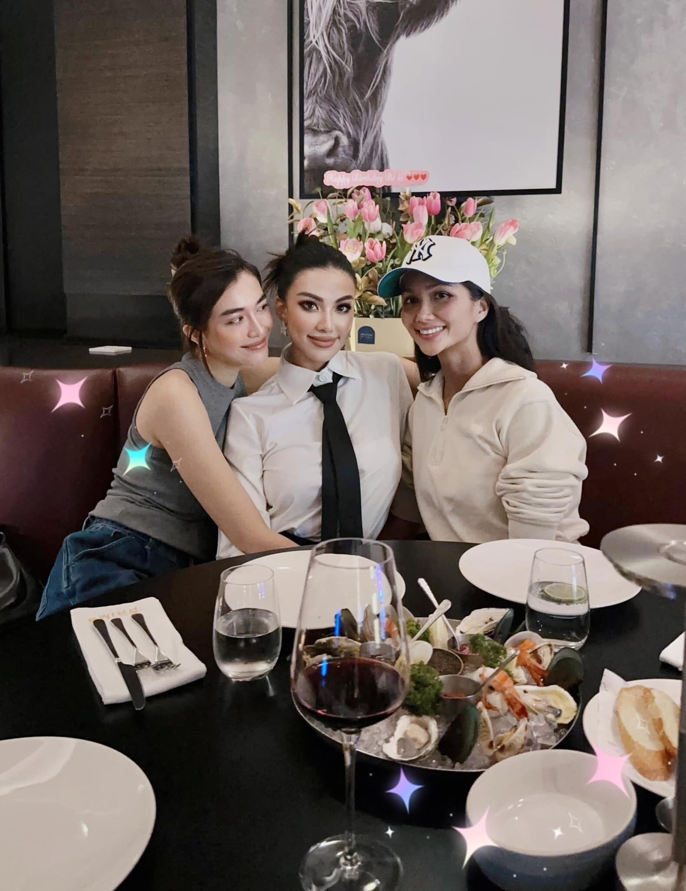 Lệ Hằng và H'Hen Niê chúc mừng sinh nhật Á hậu Kim Duyên.