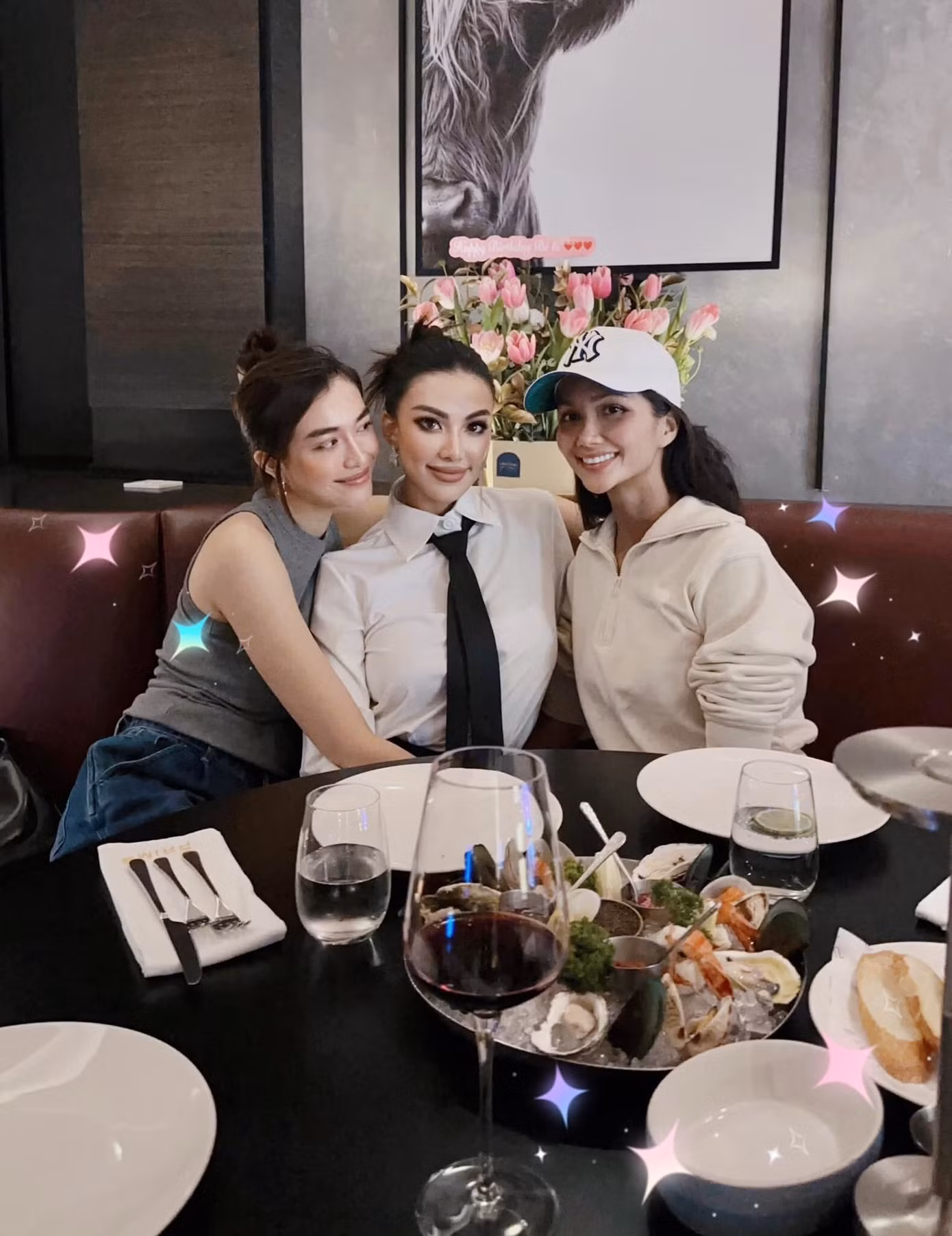 Lệ Hằng và H'Hen Niê chúc mừng sinh nhật Á hậu Kim Duyên.