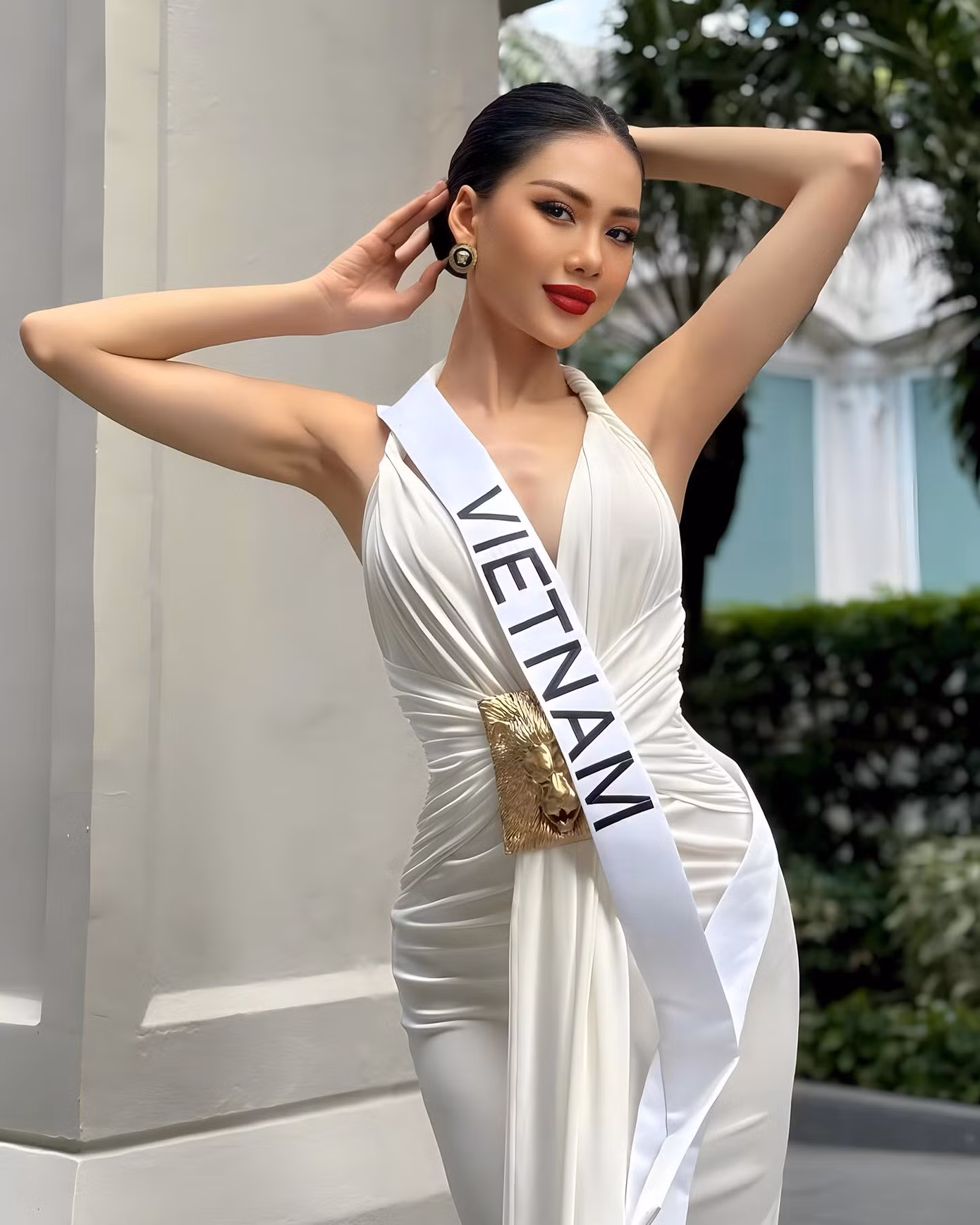 Nàng hậu gây tranh cãi bởi thái độ bị cho là đang... "né cam".