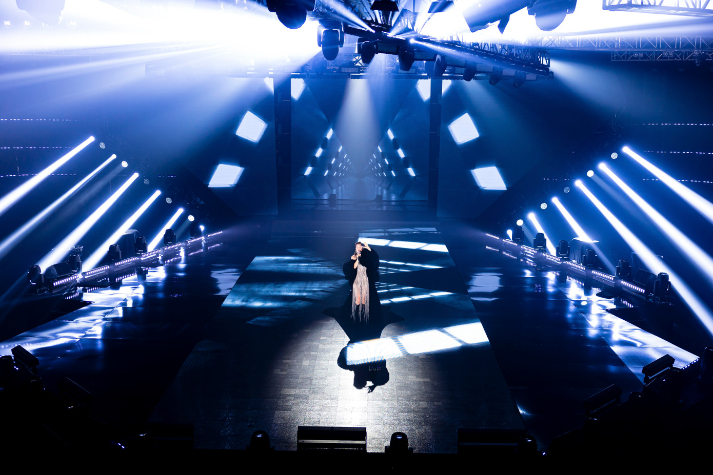 Sân khấu bị đánh giá quá nhỏ so với quy mô chương trình. Sân khấu bị đánh giá quá nhỏ so với quy mô chương trình.