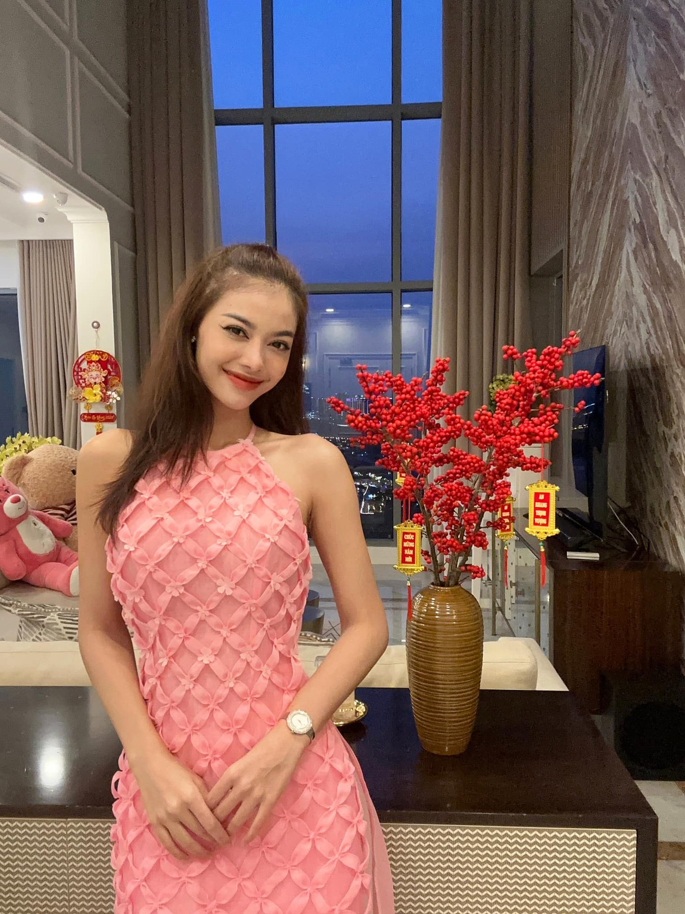 Dù "đụng hàng" với Hoa hậu Thùy Tiên, Á hậu Kiều Loan vẫn đẹp "phát sáng".