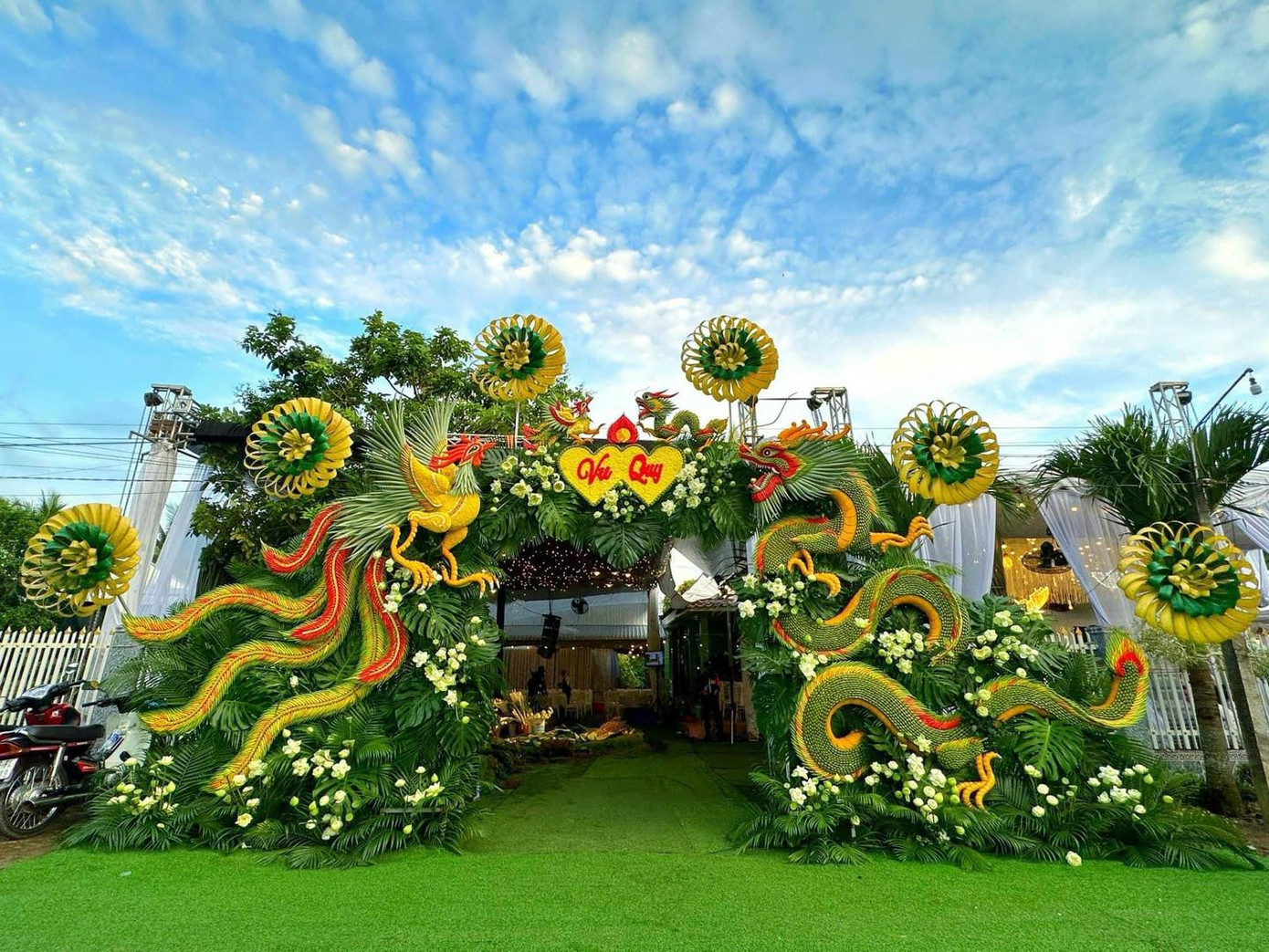 Cổng cưới được trang trí với các nguyên vật liệu từ thiên nhiên. Cổng cưới được trang trí với các nguyên vật liệu từ thiên nhiên.