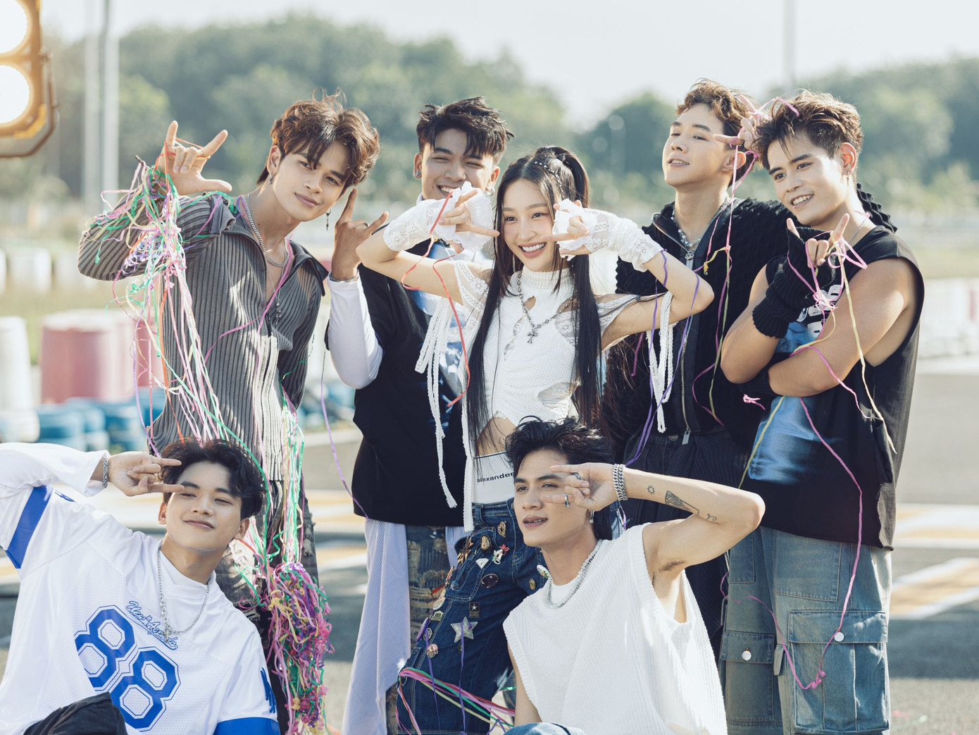 Dàn "mỹ nam" trong MV của nữ ca sĩ cũng nhận được nhiều lời khen từ người hâm mộ. Dàn "mỹ nam" trong MV của nữ ca sĩ cũng nhận được nhiều lời khen từ người hâm mộ.