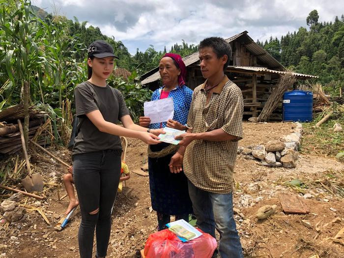 Quỳnh Hoa xuất hiện trong chuyến đi từ thiện đến vùng xa. Quỳnh Hoa xuất hiện trong chuyến đi từ thiện đến vùng xa.