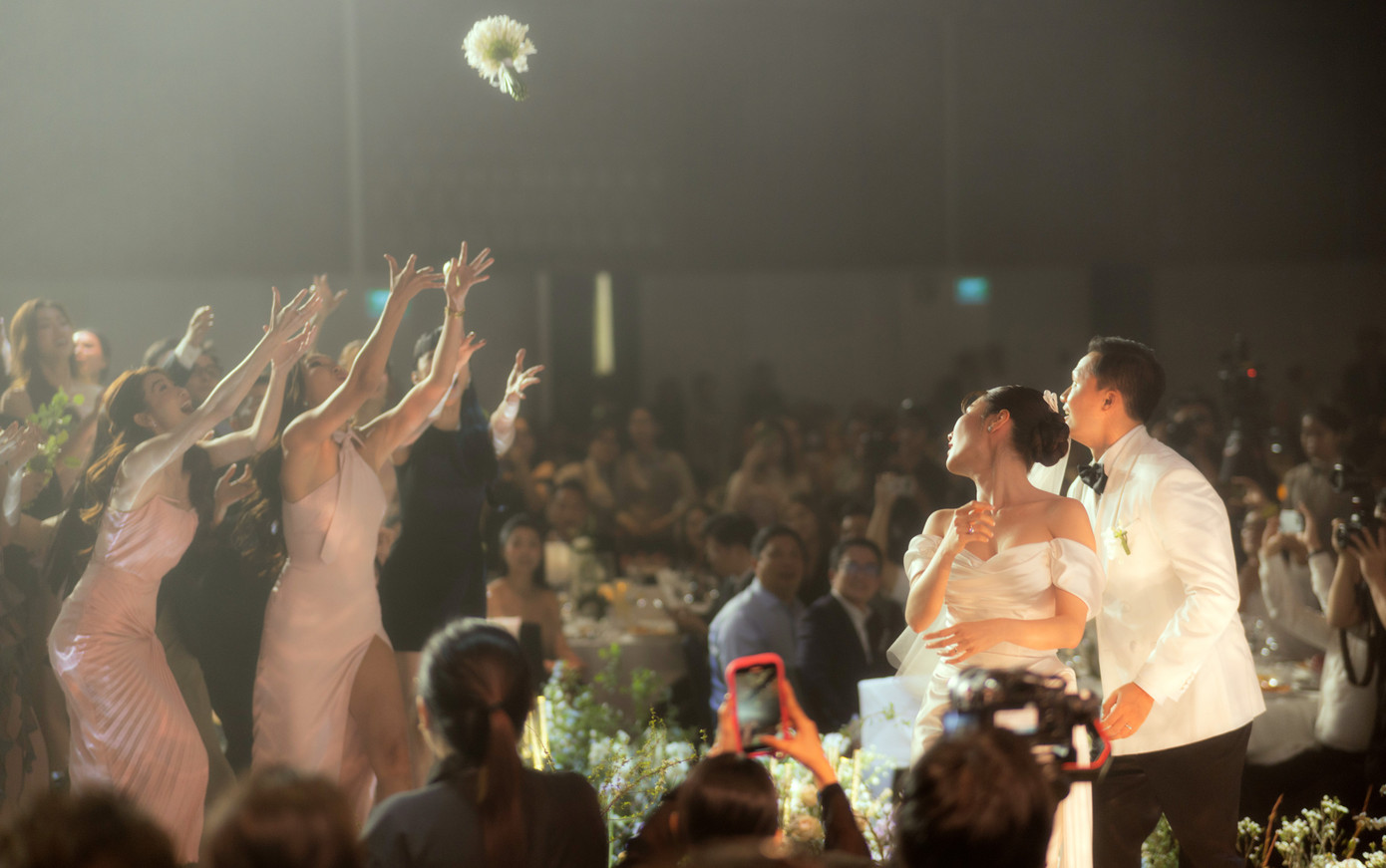 Diệp Linh Châu may mắn bắt được hoa cưới từ cô dâu - chú rể.