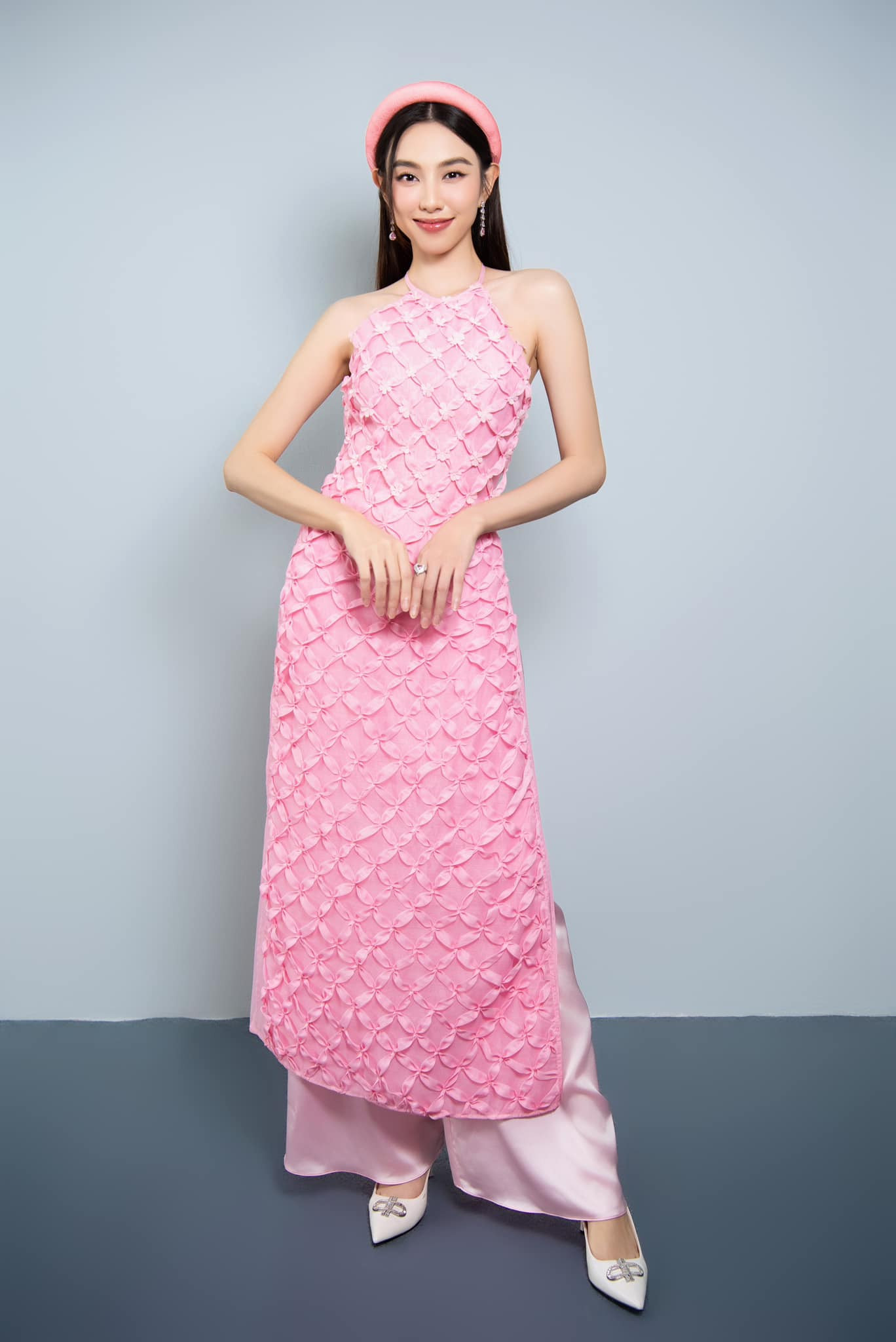 Hoa hậu Thùy Tiên "gây thương nhớ" với diện mạo ngọt ngào trong mẫu áo dài hồng.