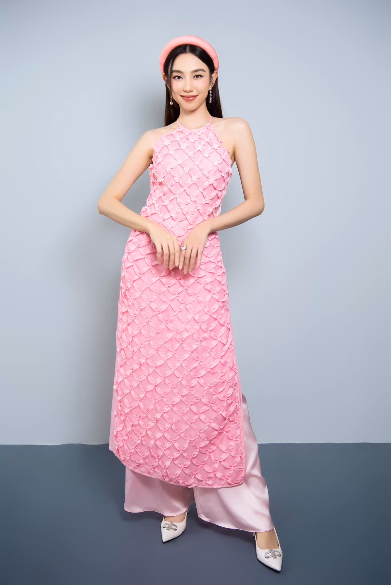 Hoa hậu Thùy Tiên "gây thương nhớ" với diện mạo ngọt ngào trong mẫu áo dài hồng.