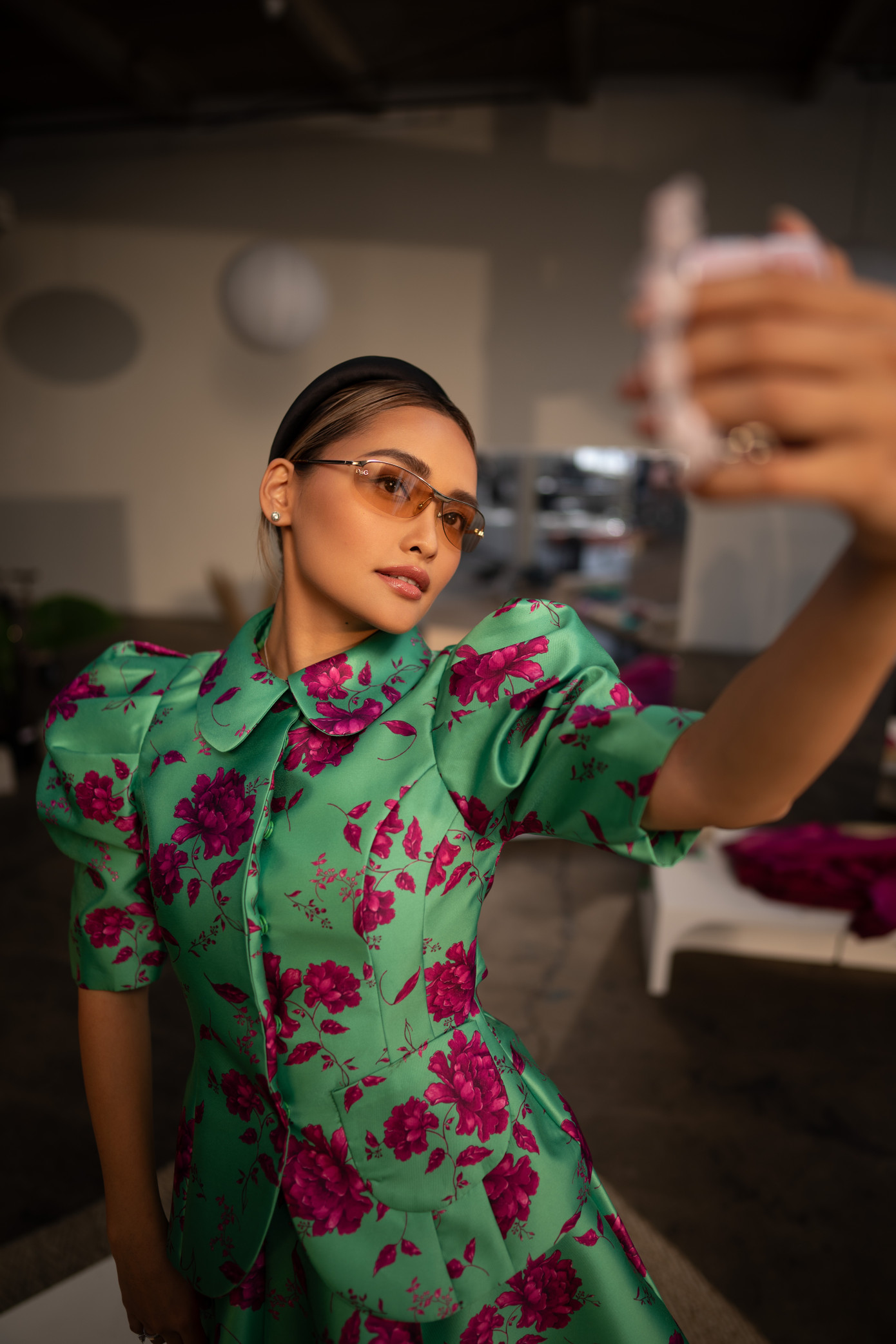 Linda Ngô với nhan sắc nổi bật trong chuyến công tác tại nước ngoài.