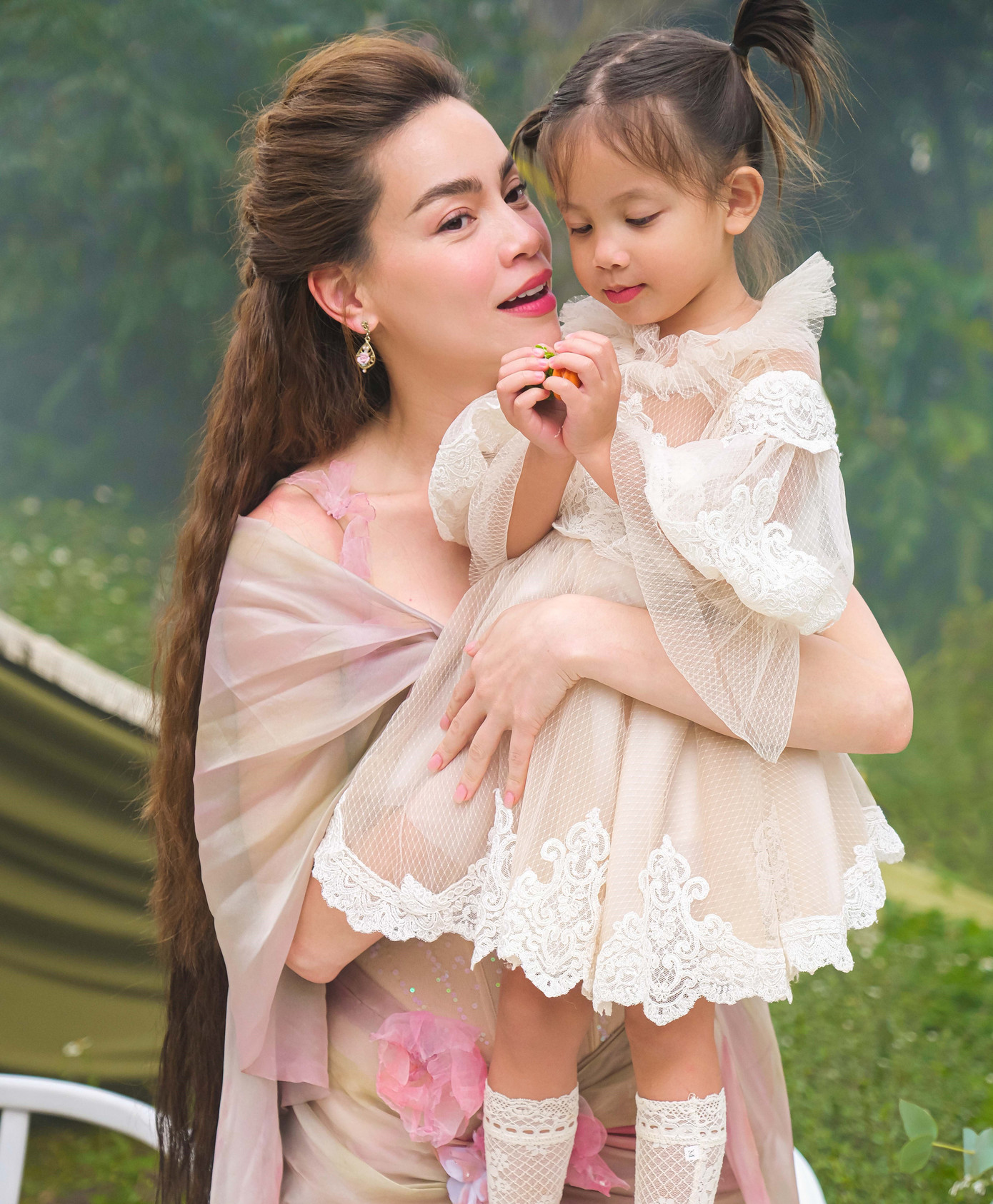 Nhiều người hâm mộ dự đoán Hà Hồ và Kim Lý đang rục rịch tổ chức đám cưới.