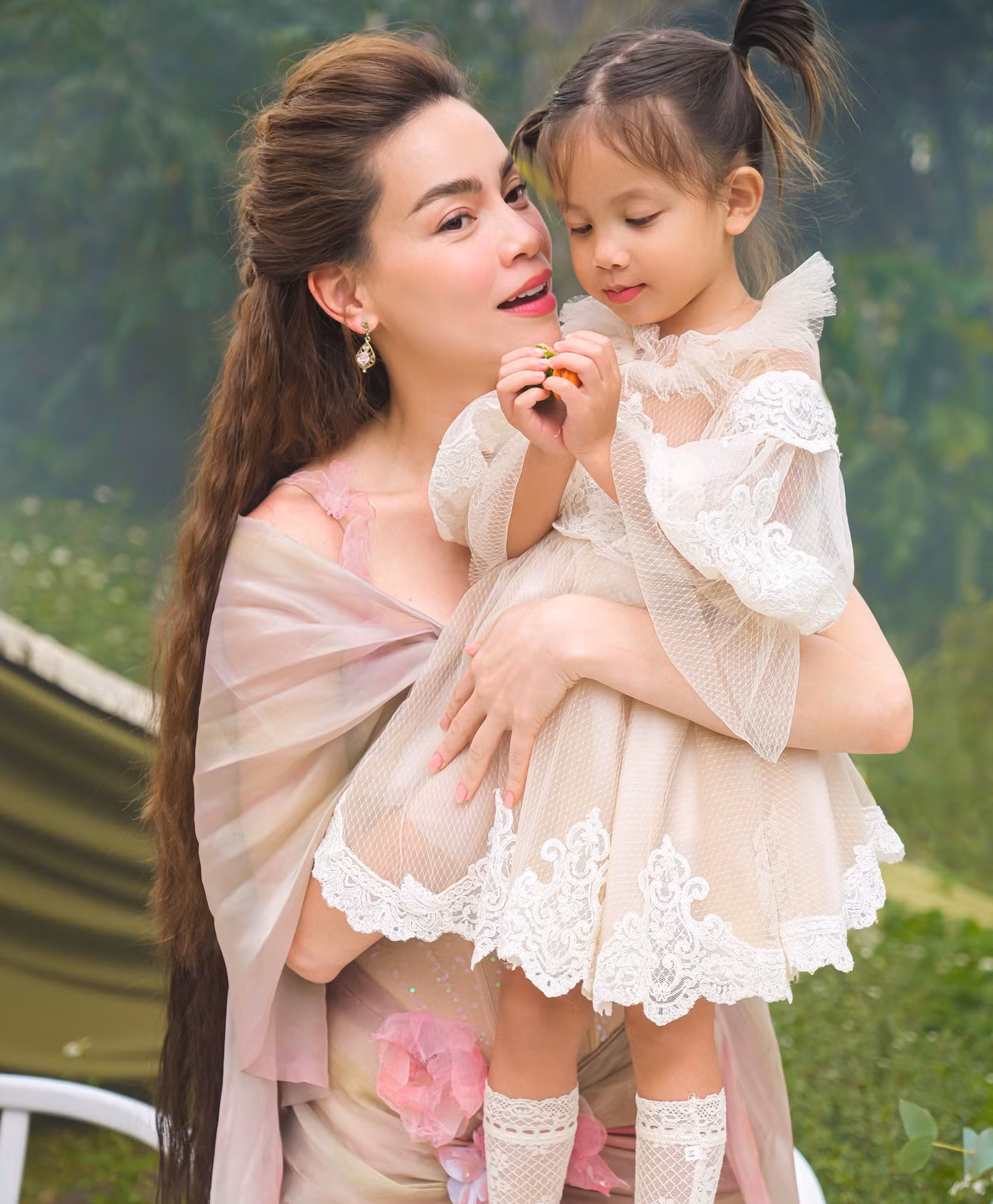 Nhiều người hâm mộ dự đoán Hà Hồ và Kim Lý đang rục rịch tổ chức đám cưới.