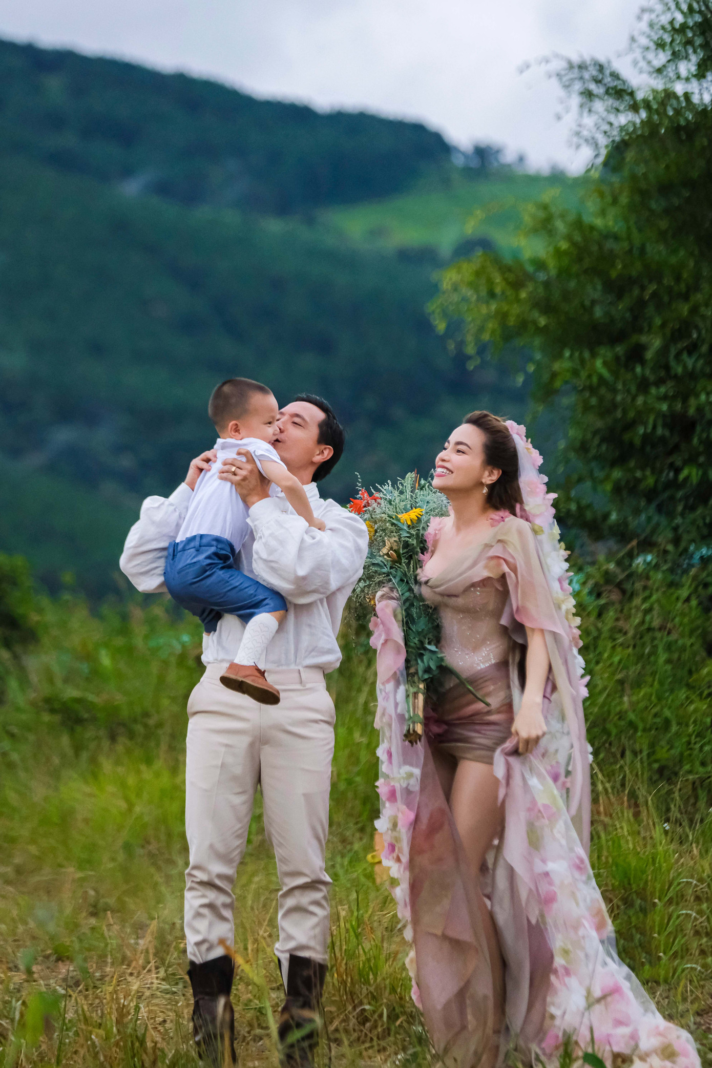 Cả gia đình Hồ Ngọc Hà xuất hiện đầy lãng mạn trong MV mới.