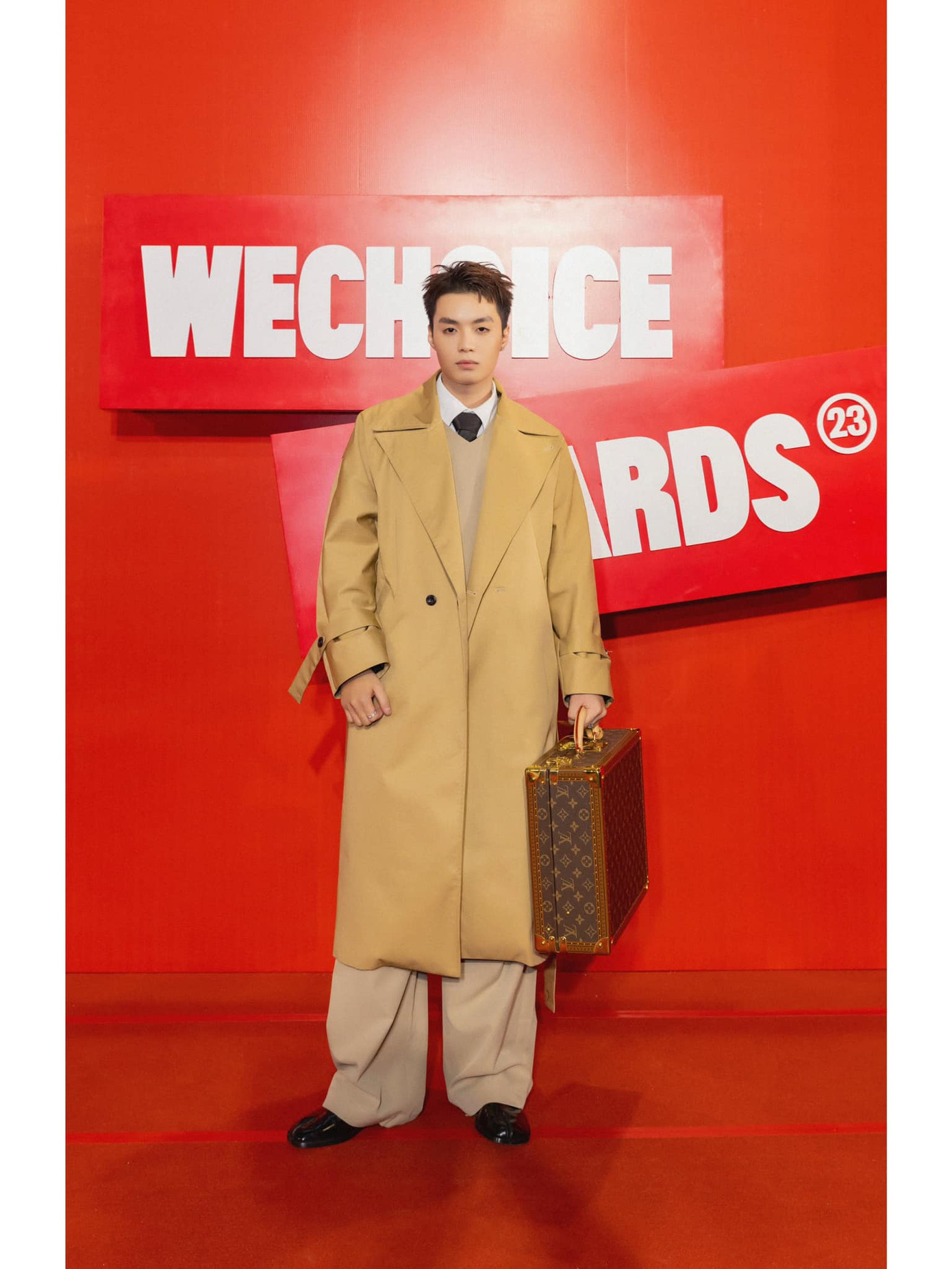 Nam rapper chiếm trọn &quot;spotlight&quot; trên thảm đỏ bởi... vali đồ hiệu.