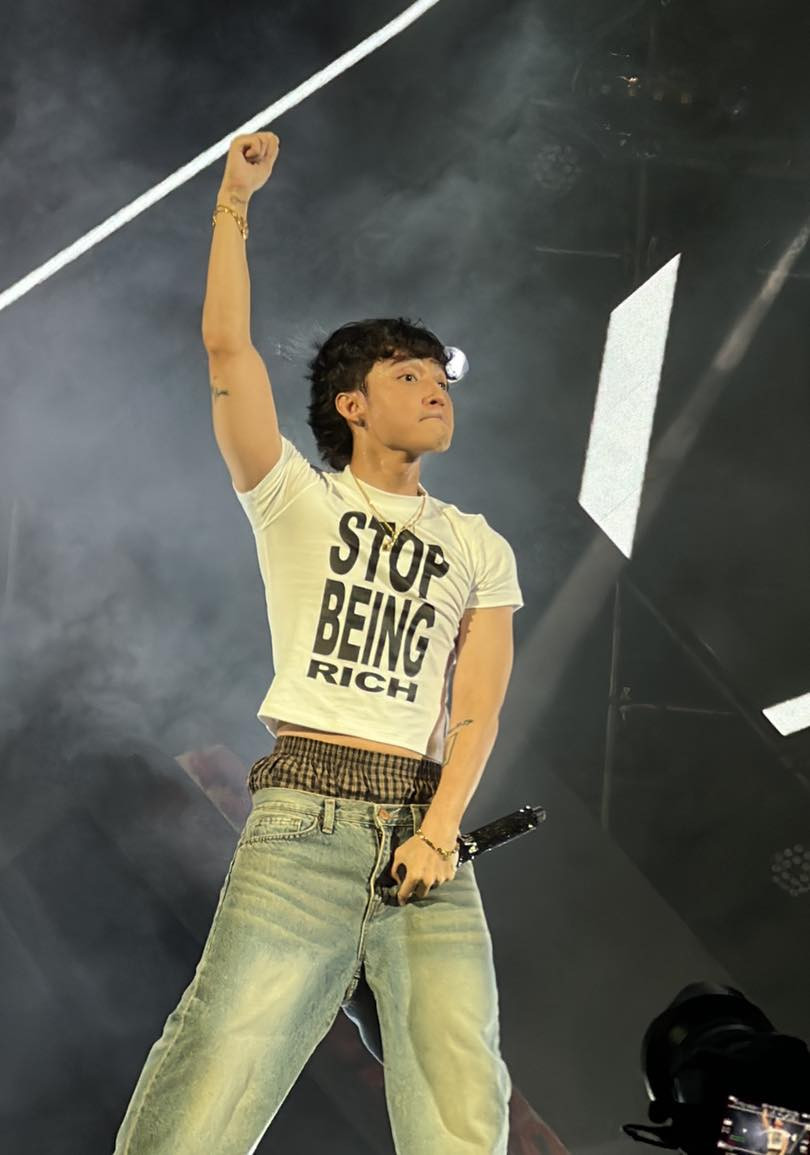 Chiếc quần đùi style "ông chú" của Sơn Tùng khiến không ít khán giả ngán ngẩm. Chiếc quần đùi style "ông chú" của Sơn Tùng khiến không ít khán giả ngán ngẩm.