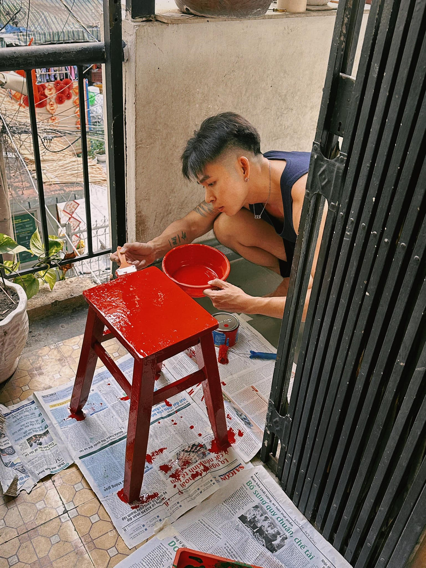 Jun Phạm cùng anh em trang hoàng nhà cửa dù vắng bóng phụ huynh. Jun Phạm cùng anh em trang hoàng nhà cửa dù vắng bóng phụ huynh.