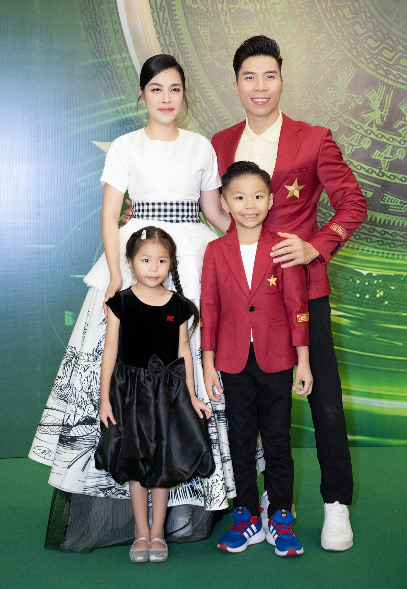 Cả hai vợ chồng tích cực tham gia các hoạt động thiện nguyện. Cả hai vợ chồng tích cực tham gia các hoạt động thiện nguyện.