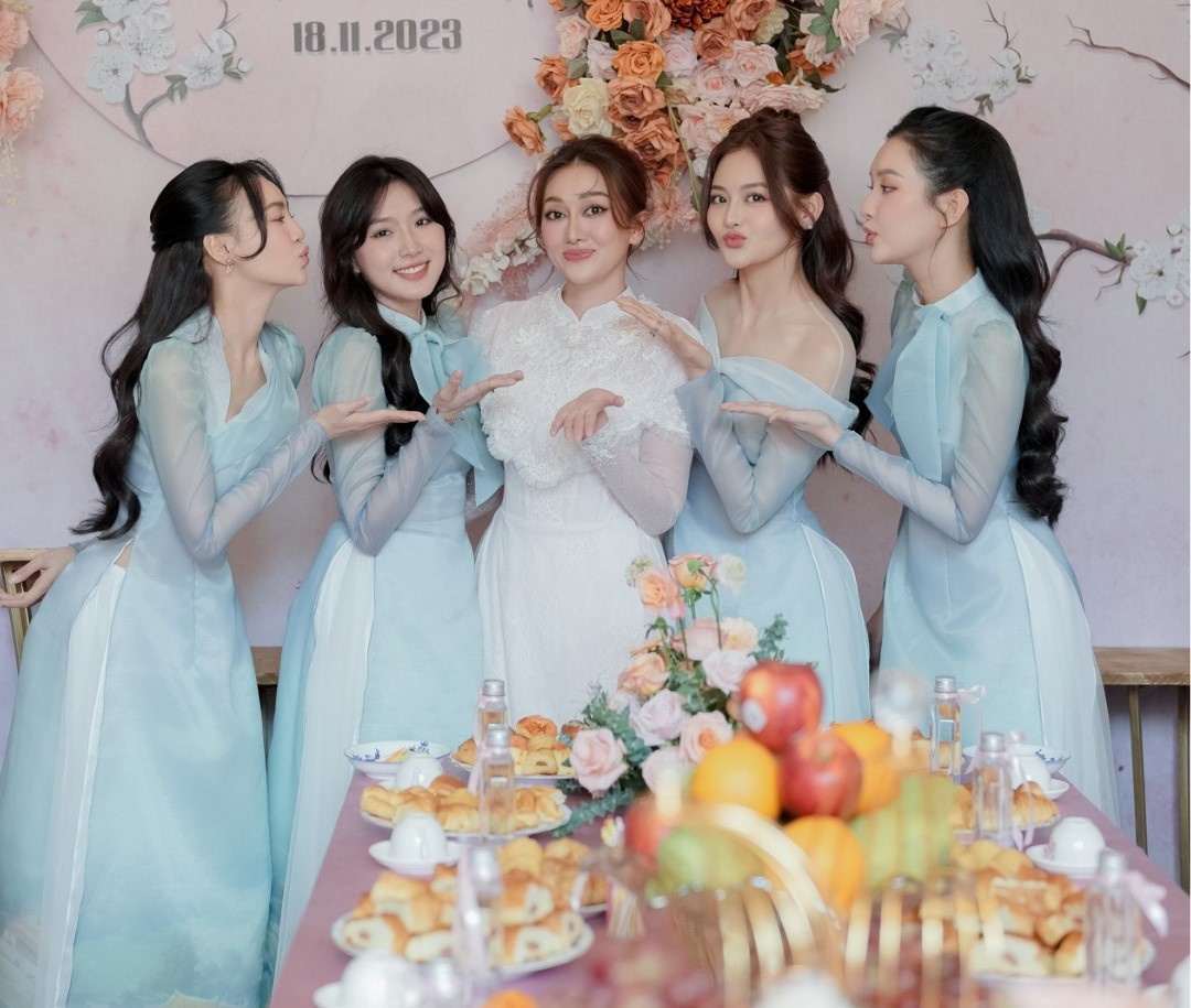 Lễ ăn hỏi diễn ra trong không gian ấm cúng ở cả nhà trai và nhà gái. Lễ ăn hỏi diễn ra trong không gian ấm cúng ở cả nhà trai và nhà gái.