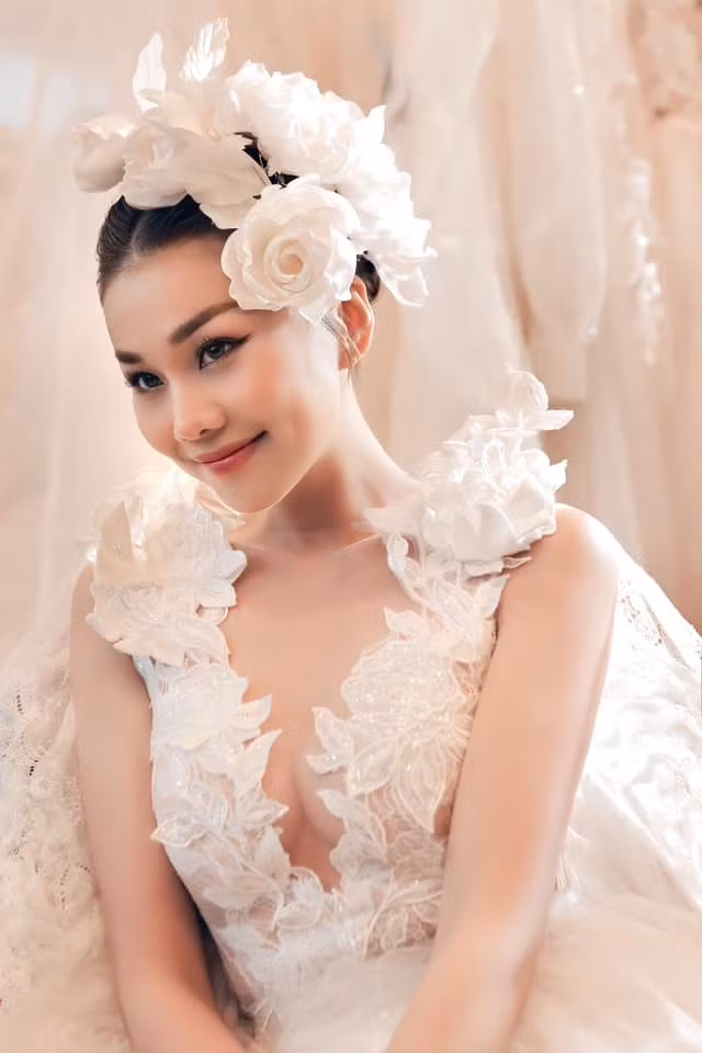 Thanh Hằng chính thức trở thành "nàng dâu tháng 10".