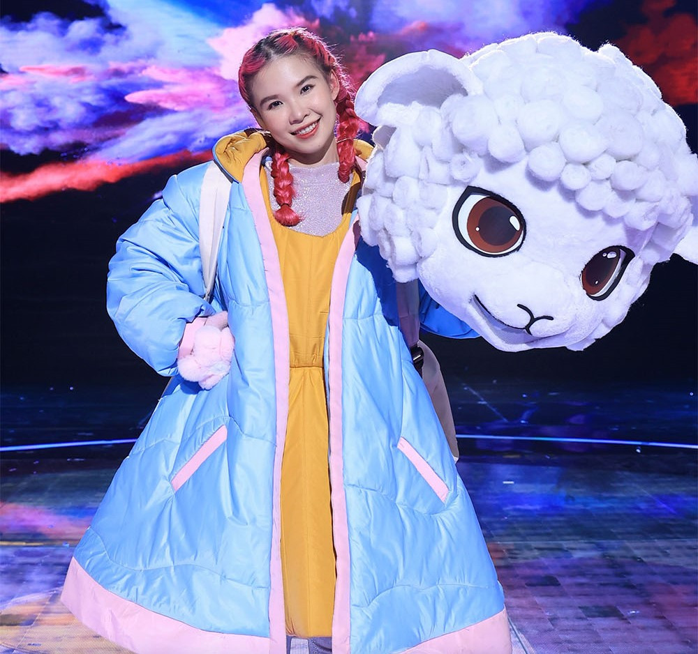 Như những dự đoán từ trước của fans, Cừu Bông chính là ca sĩ Khởi My.