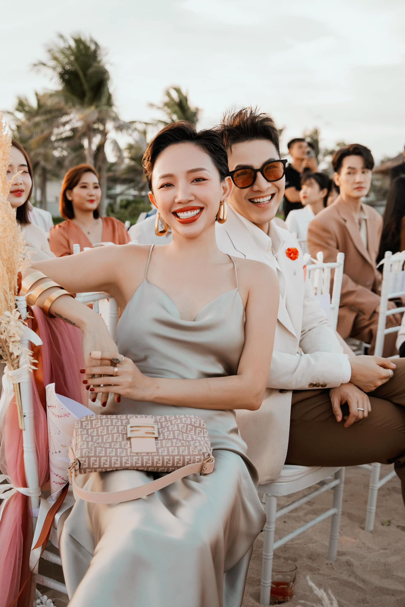 Tóc Tiên rạng rỡ bên cạnh cậu bạn thân Mai Tiến Dũng. Tóc Tiên rạng rỡ bên cạnh cậu bạn thân Mai Tiến Dũng.