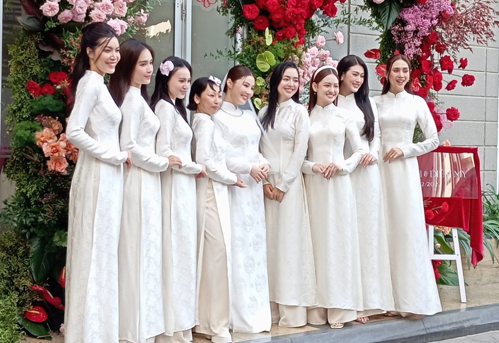 Một số sao nữ cùng dàn cast chương trình Sao Nhập Ngũ xuất hiện trong dàn bê tráp. Một số sao nữ cùng dàn cast chương trình Sao Nhập Ngũ xuất hiện trong dàn bê tráp.