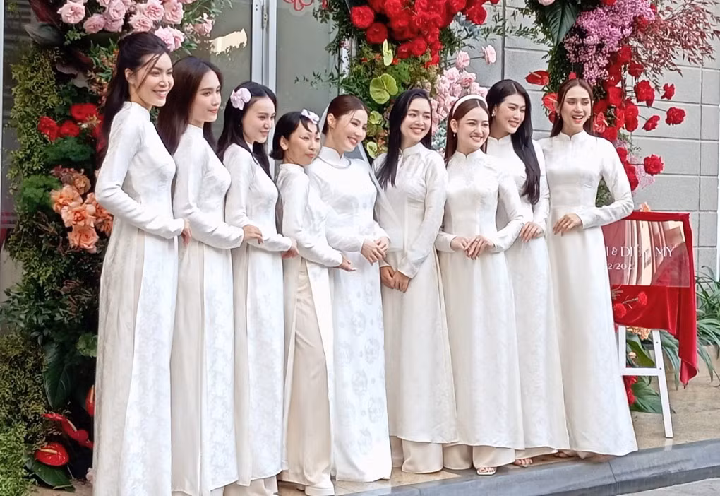 Một số sao nữ cùng dàn cast chương trình Sao Nhập Ngũ xuất hiện trong dàn bê tráp.