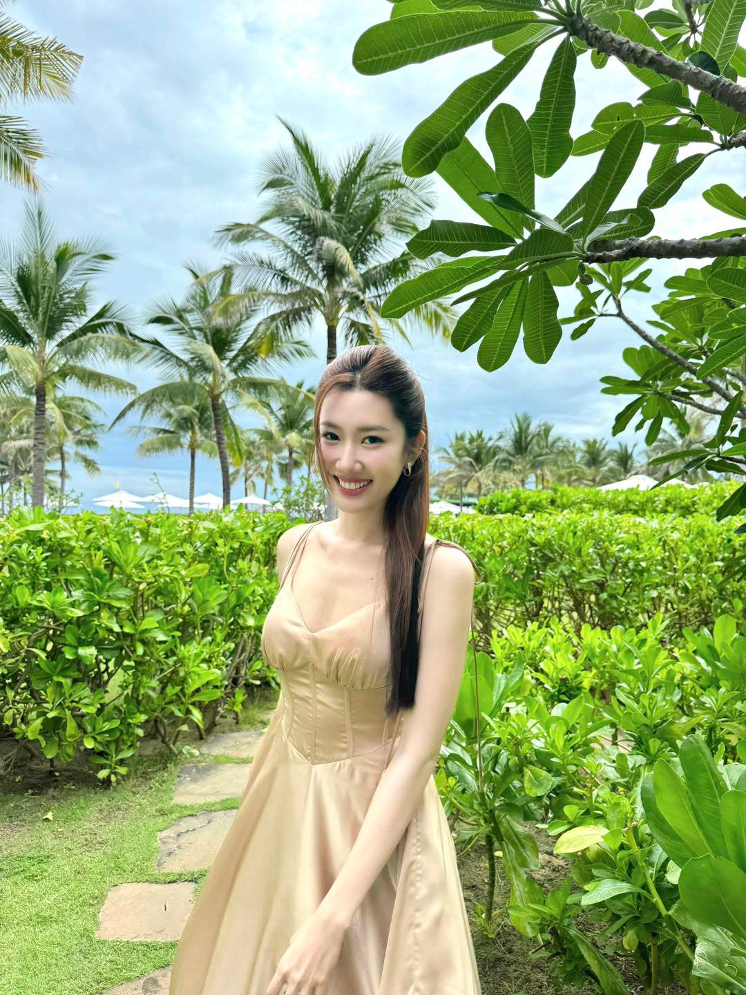 Thúy Ngân khoe nhan sắc rạng rỡ, tranh thủ chụp 7749 tấm ảnh "cúng Phây". Thúy Ngân khoe nhan sắc rạng rỡ, tranh thủ chụp 7749 tấm ảnh "cúng Phây".