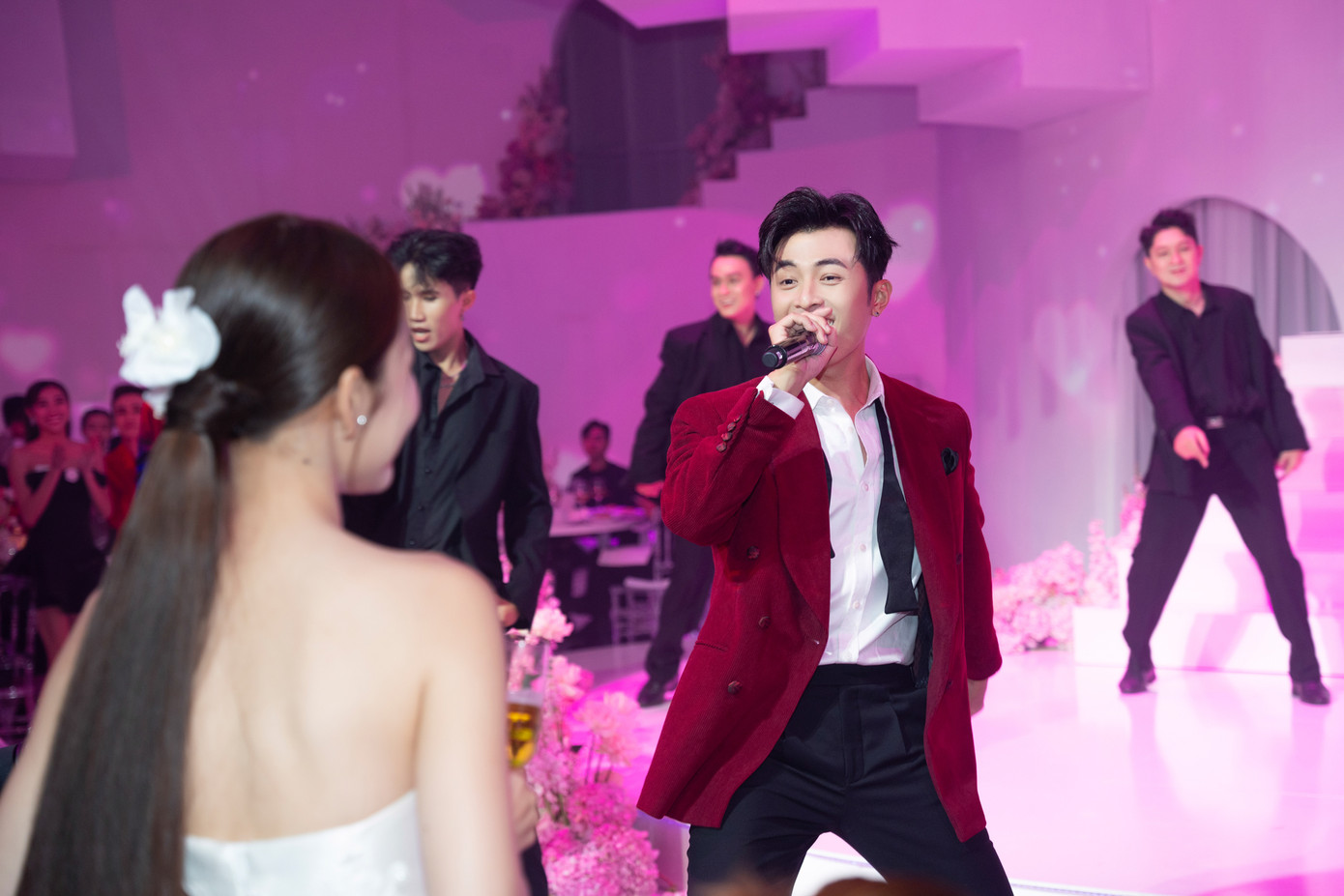 Ánh mắt nam ca sĩ luôn hướng về Puka. Ánh mắt nam ca sĩ luôn hướng về Puka.