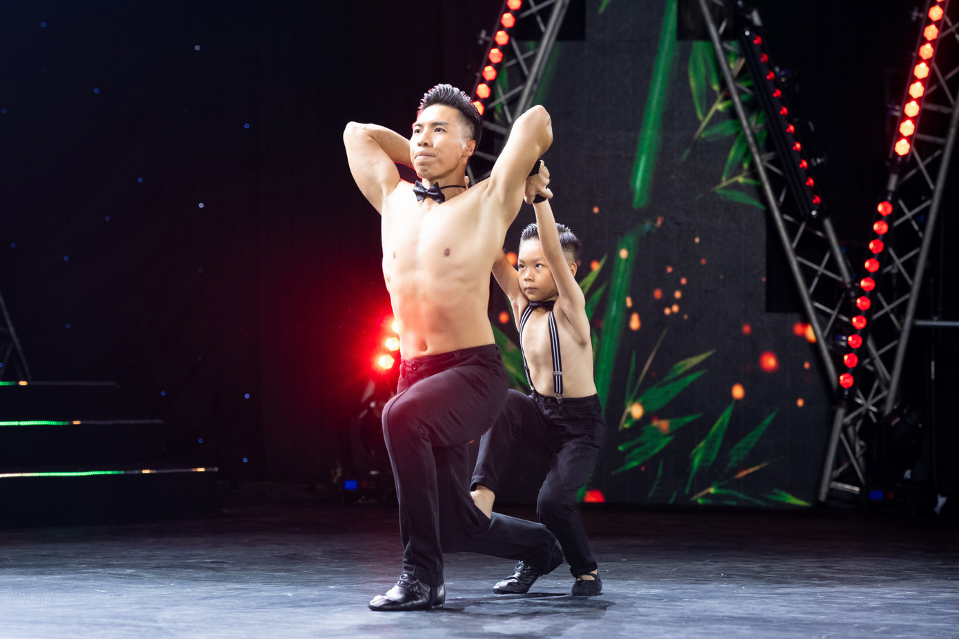 Phần trình diễn ấn tượng của bố con nhà nghệ sĩ Quốc Nghiệp. Phần trình diễn ấn tượng của bố con nhà nghệ sĩ Quốc Nghiệp.