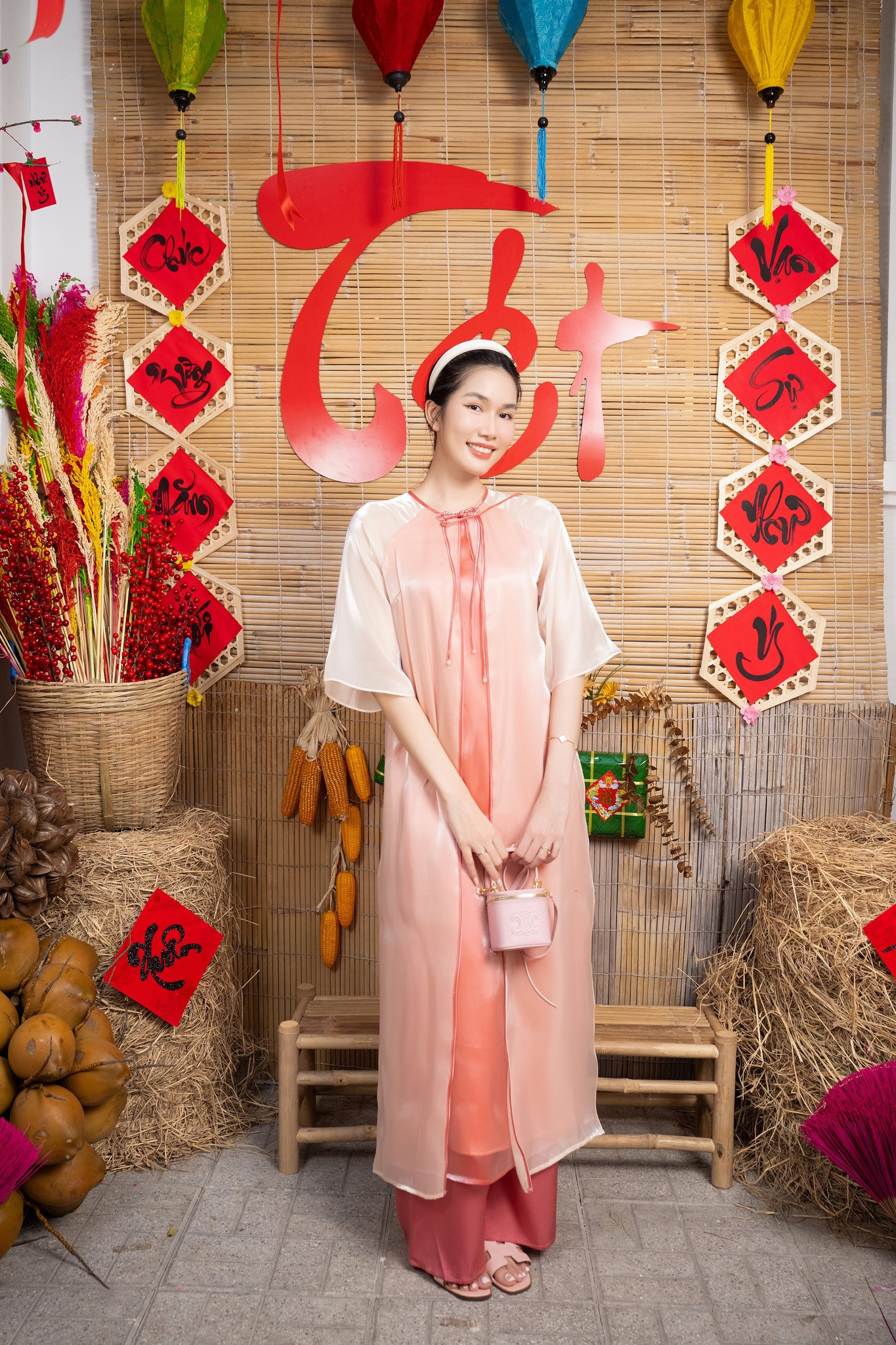 Á hậu Phương Anh chuẩn "dâu hào môn" trong tà áo dài thướt tha.