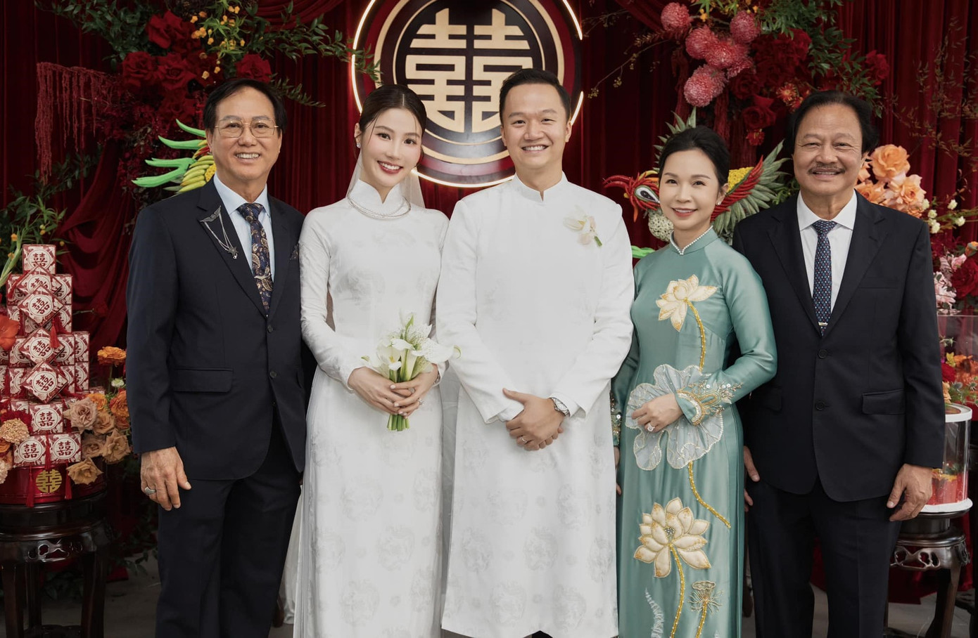 Cặp đôi ưu tiên phong cách tối giản trong ngày vui của mình. Cặp đôi ưu tiên phong cách tối giản trong ngày vui của mình.