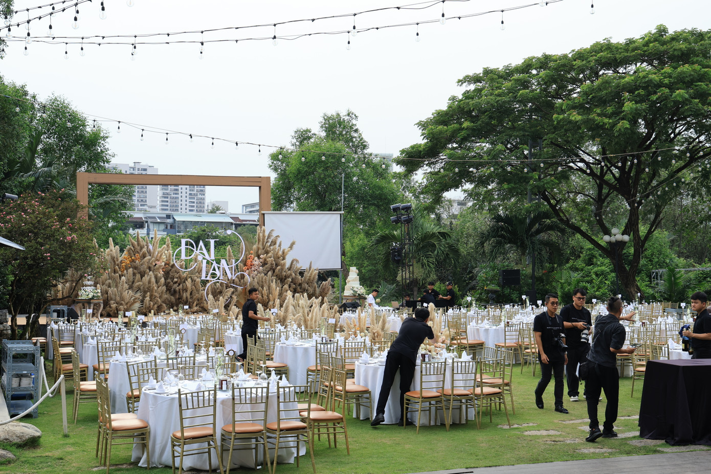 Bữa tiệc được diễn ra trong không gian mở ngoài trời. Bữa tiệc được diễn ra trong không gian mở ngoài trời.