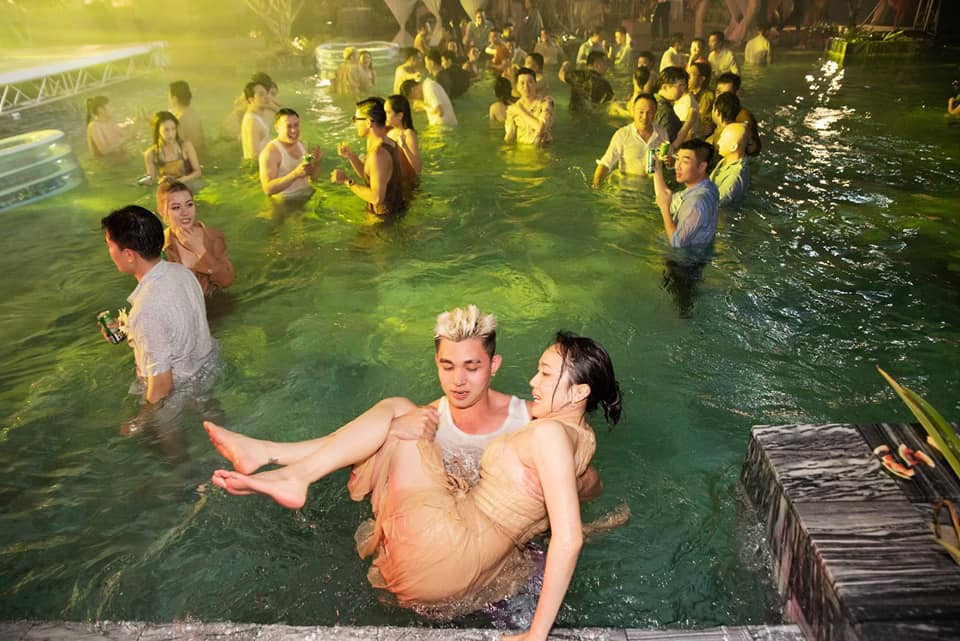 Trong cả đám cưới Đông Nhi và Minh Hằng, nữ diễn viên đều gặp vấn đề với tóc giả. Trong cả đám cưới Đông Nhi và Minh Hằng, nữ diễn viên đều gặp vấn đề với tóc giả.