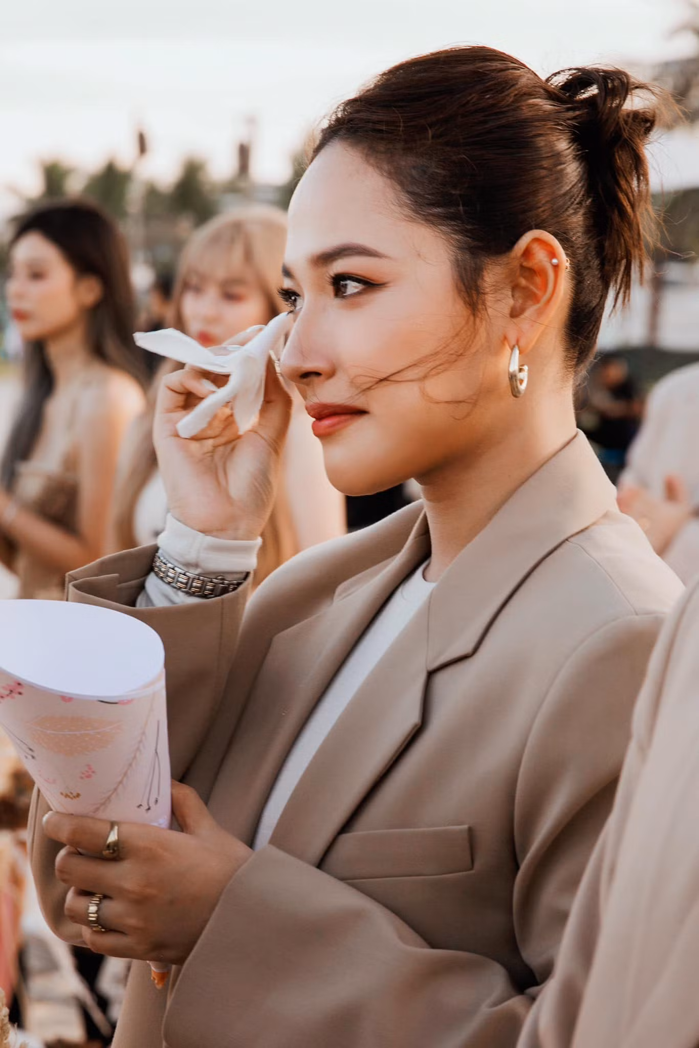 Cara xúc động trước khoảnh khắc cô dâu chú rể sánh đôi.