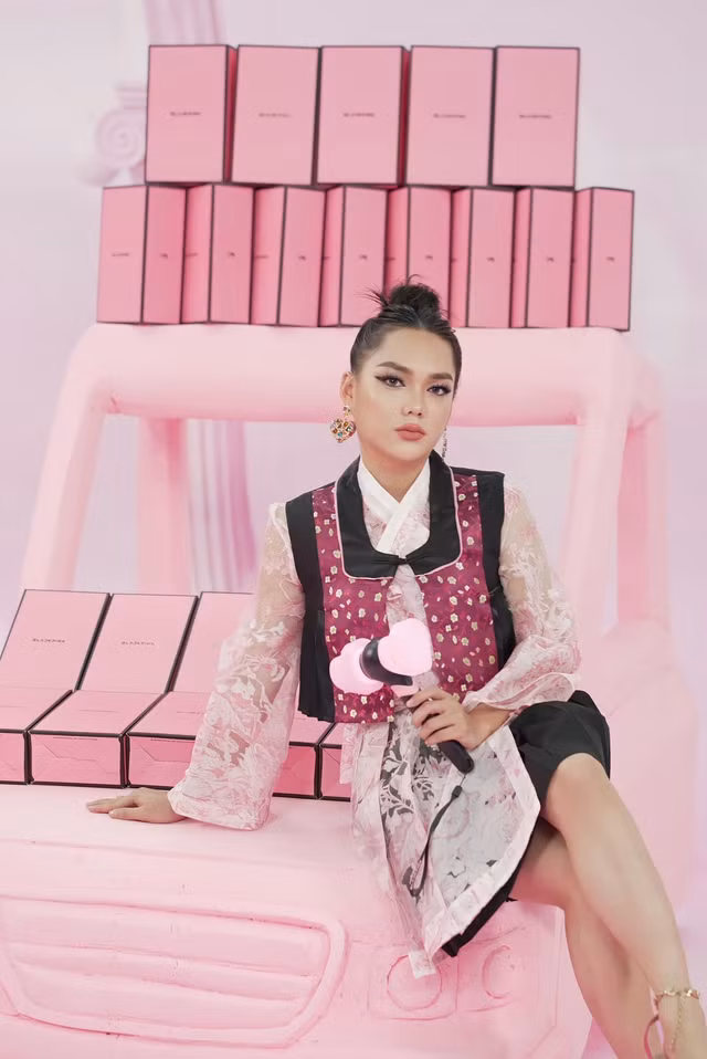 Một tạo hình khá xinh xẻo của Phạm Thoại khi "cosplay" Jennie trong How You Like That.