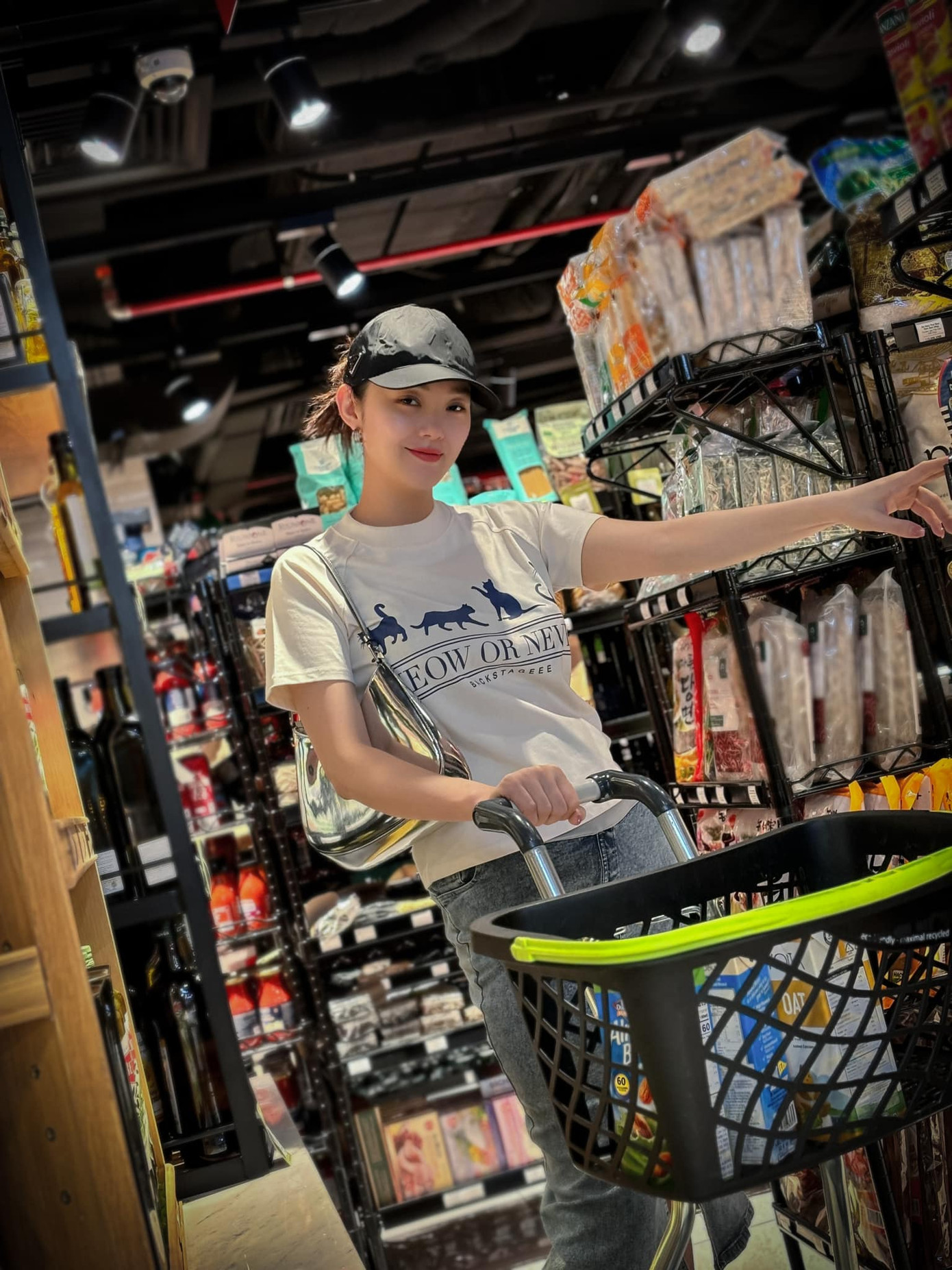 Minh Hằng khoe dáng cực chuẩn hậu sinh con đầu lòng.