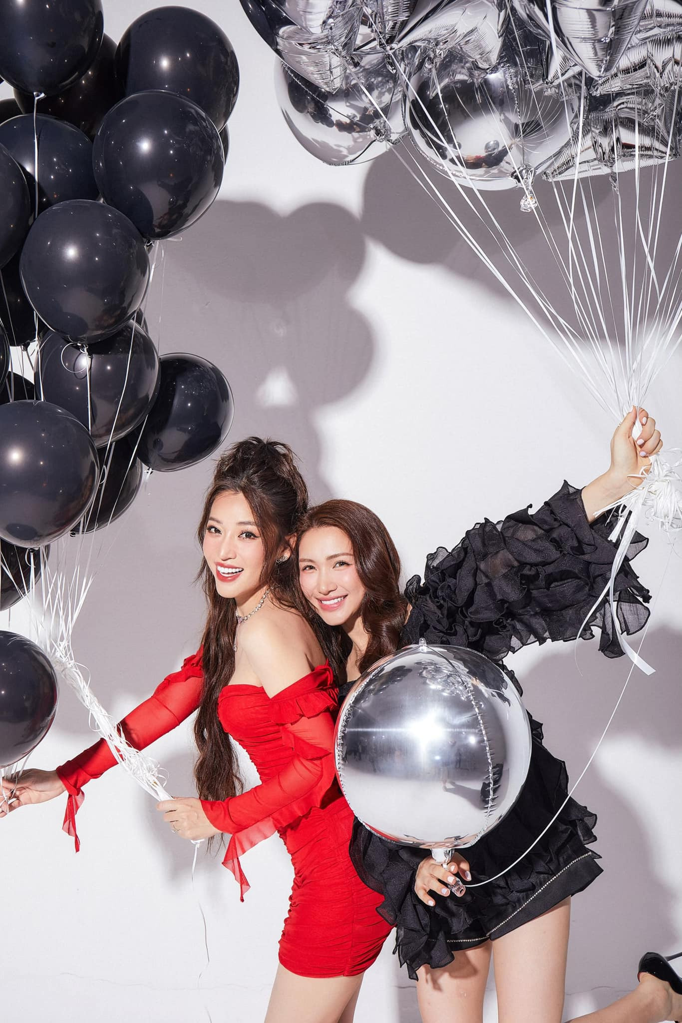 Cô nàng thường xuyên đồng hành cùng Puka và Gin Tuấn Kiệt trước thềm đám cưới. Cô nàng thường xuyên đồng hành cùng Puka và Gin Tuấn Kiệt trước thềm đám cưới.