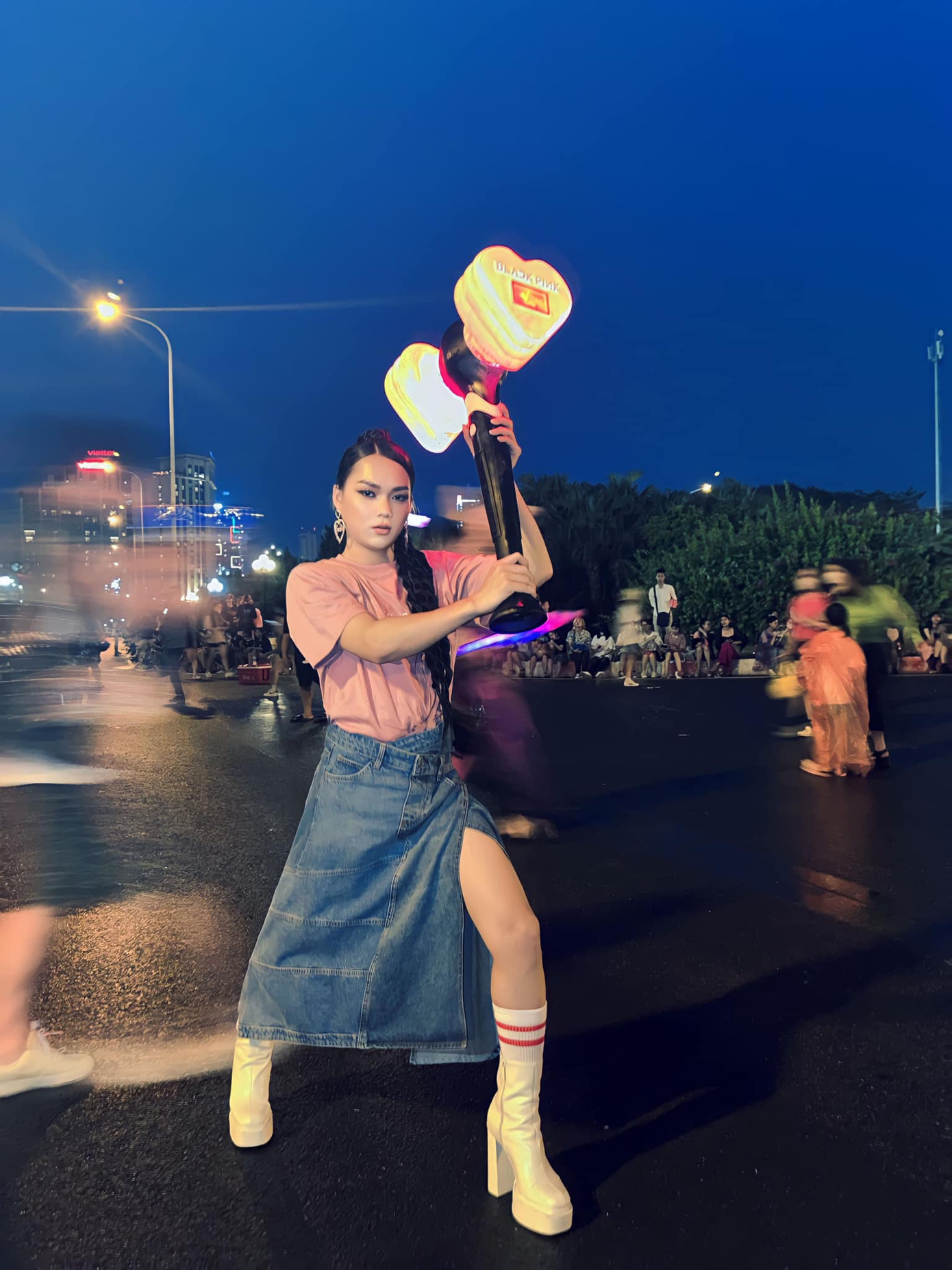 Phạm Thoại từng vác búa siêu to khổng lồ đến đêm đầu tiên của concert Born Pink tại Hà Nội. Phạm Thoại từng vác búa siêu to khổng lồ đến đêm đầu tiên của concert Born Pink tại Hà Nội.