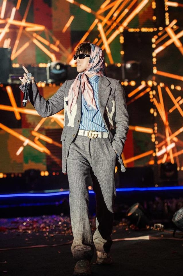 Sơn Tùng không ít lần vướng tranh cãi về thời trang. Sơn Tùng không ít lần vướng tranh cãi về thời trang.