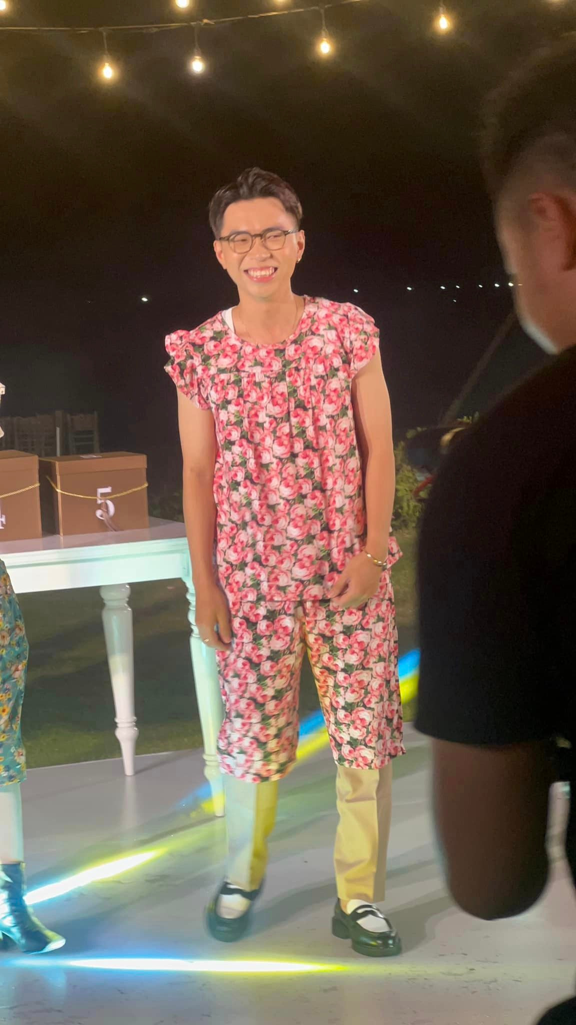 Minh Dự nổi bật trong bữa tiệc với trang phục "bà thím". Minh Dự nổi bật trong bữa tiệc với trang phục "bà thím".