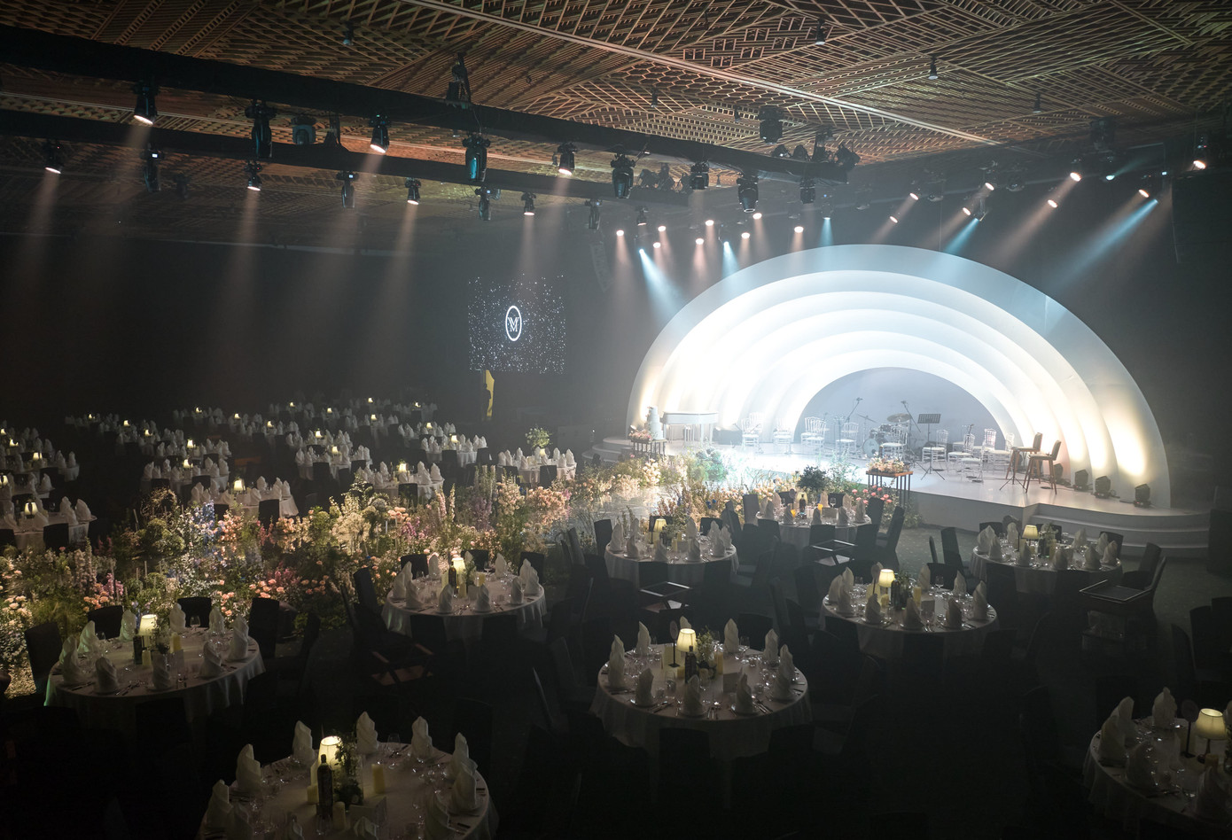 Tiệc cưới diễn ra trong không gian gần gũi, ấm cúng.