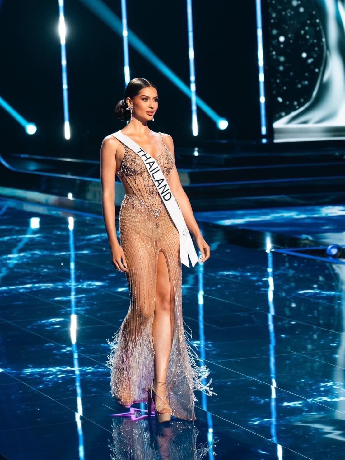 Phần trình diễn dạ hội "cực slay" của đại diện đến từ Thái Lan. Phần trình diễn dạ hội "cực slay" của đại diện đến từ Thái Lan.