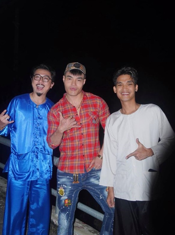 Lê Dương Bảo Lâm tiếp tục tạo điểm nhấn với bộ trang phục rất "trẻ trâu". Lê Dương Bảo Lâm tiếp tục tạo điểm nhấn với bộ trang phục rất "trẻ trâu".