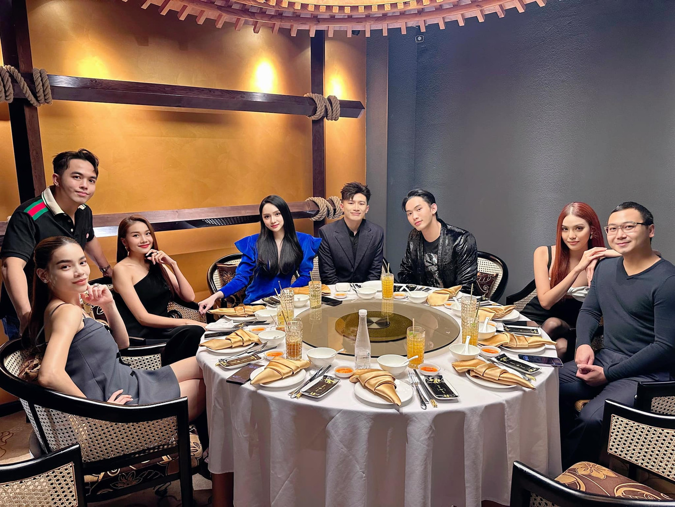 Hội bạn thân quyền lực mới của V-Biz khiến người hâm mộ trầm trồ. Hội bạn thân quyền lực mới của V-Biz khiến người hâm mộ trầm trồ.